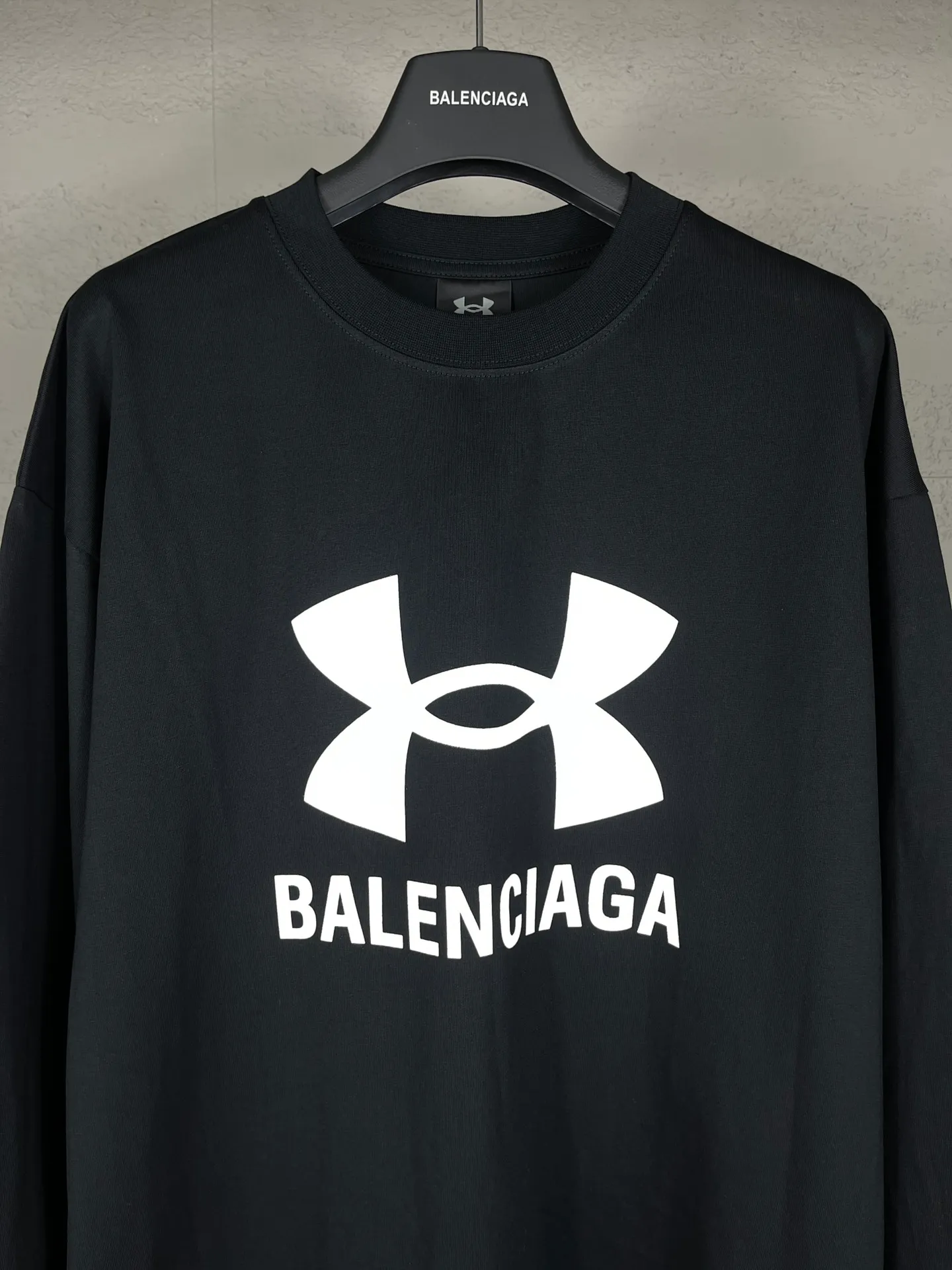 🅿️206 Real photos [Top version. Official website quality] BALENCI*GA/Paris joint Under Armor front and rear printed long-sleeved T-shirt # SS24 latest model. Research and development at the first time, different market currencies. Comparisons welcome. The fabric is made of Paris ZP custom-woven and dyed cotton double yarn. Weighing 260 grams, the cloth surface is clean. The cloth pattern is clear, soft and comfortable. The threads are dyed with no color difference. The classic LOGO pattern printing uses imported rubber paddles, and the letters are clear, three-dimensional and without burrs. Jubie market produces pictures based on pictures. Welcome to compare. The version adopts OS loose shoulder design. Same style for men and women. Code: BL235068 Color: Black Size: XS S M L