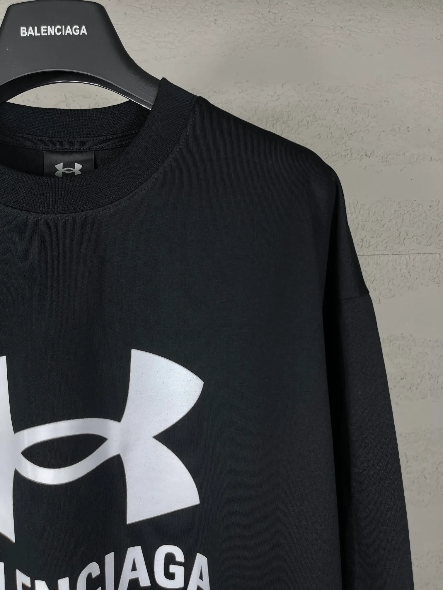 🅿️206 Real photos [Top version. Official website quality] BALENCI*GA/Paris joint Under Armor front and rear printed long-sleeved T-shirt # SS24 latest model. Research and development at the first time, different market currencies. Comparisons welcome. The fabric is made of Paris ZP custom-woven and dyed cotton double yarn. Weighing 260 grams, the cloth surface is clean. The cloth pattern is clear, soft and comfortable. The threads are dyed with no color difference. The classic LOGO pattern printing uses imported rubber paddles, and the letters are clear, three-dimensional and without burrs. Jubie market produces pictures based on pictures. Welcome to compare. The version adopts OS loose shoulder design. Same style for men and women. Code: BL235068 Color: Black Size: XS S M L