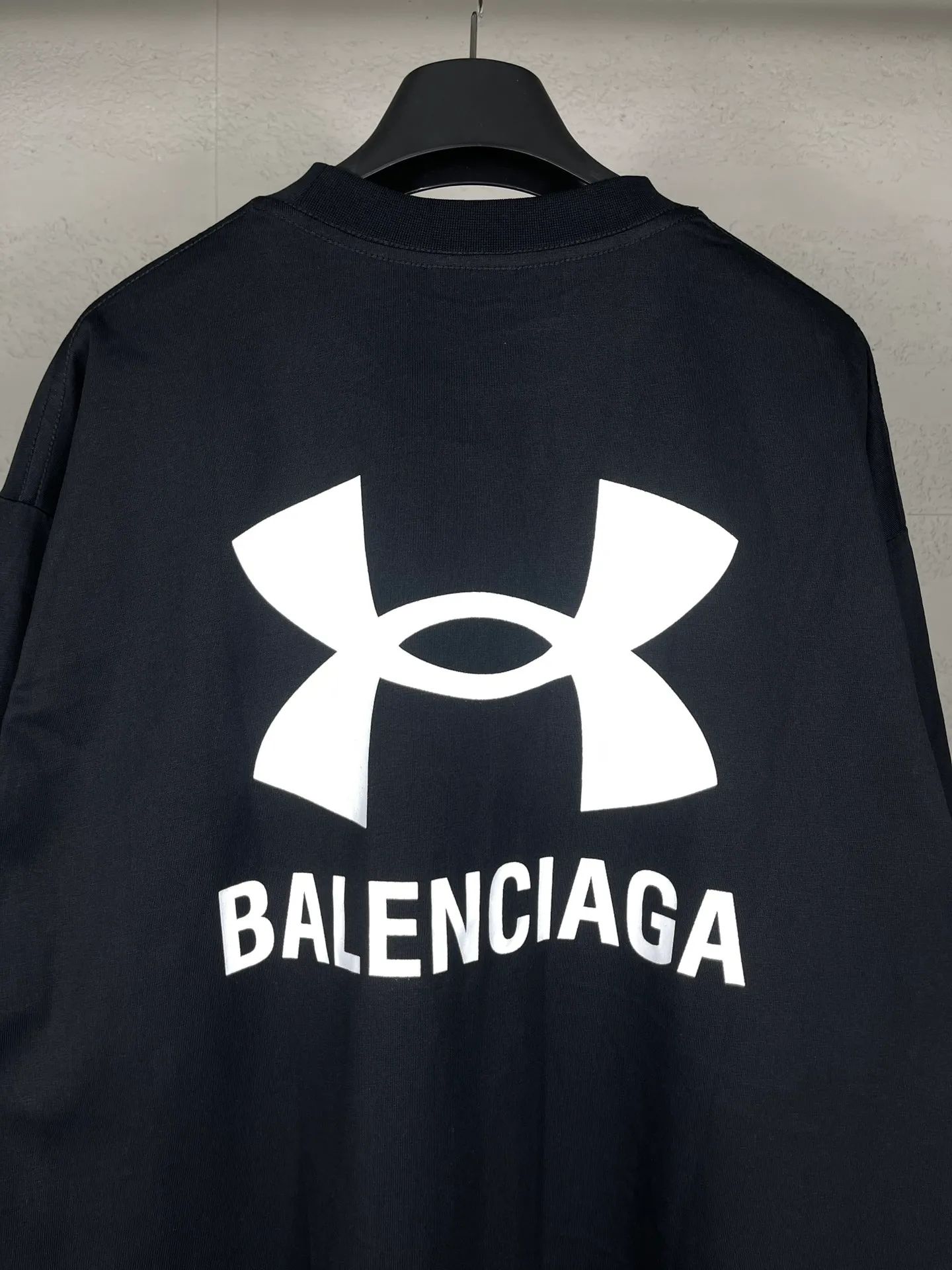 🅿️206 Real photos [Top version. Official website quality] BALENCI*GA/Paris joint Under Armor front and rear printed long-sleeved T-shirt # SS24 latest model. Research and development at the first time, different market currencies. Comparisons welcome. The fabric is made of Paris ZP custom-woven and dyed cotton double yarn. Weighing 260 grams, the cloth surface is clean. The cloth pattern is clear, soft and comfortable. The threads are dyed with no color difference. The classic LOGO pattern printing uses imported rubber paddles, and the letters are clear, three-dimensional and without burrs. Jubie market produces pictures based on pictures. Welcome to compare. The version adopts OS loose shoulder design. Same style for men and women. Code: BL235068 Color: Black Size: XS S M L