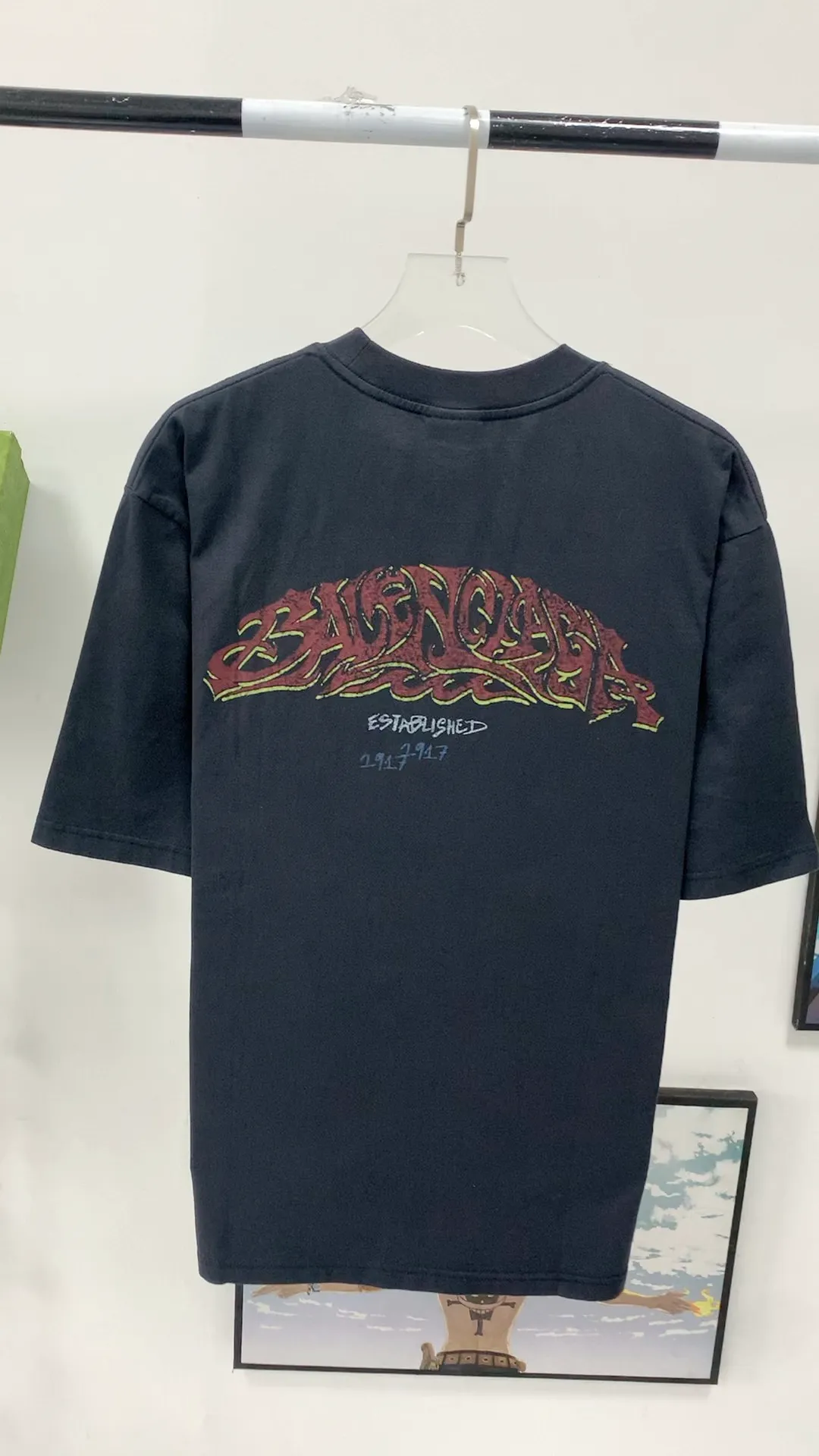 Real shot video on the back - Top tested version Balenciaga 24SS flame graffiti letters distressed printed short-sleeved T-shirt. The fabric is made of 240 grams of smooth pure cotton double yarn. It is high in weight and is still cool and comfortable to wear. Balenciaga 23SS flame graffiti letter LOGO short-sleeved T-shirt! You must not miss the explosive power of this fashion! This T-shirt is really too stylish, the letter LOGO and flame graffiti are perfectly integrated together, igniting the passion for fashion! Not only It can show your personality and add a bit of rebellious and flamboyant attitude to your overall look! Whether you are a street fashionista or a fairy who pursues fashion taste, this short-sleeved T-shirt can make you look cool in a different way! Moreover, its design and tailoring are very fitting, and the comfort cannot be ignored!” This T-shirt has long become the new darling of the fashion circle. Many stars and celebrities have fallen in love with it. Just search on Instagram and you will find countless fashionistas showing off this hot item! "Journey of Flame" makes itself the focus of street fashion and attracts everyone's attention! Thermoset ink printing uses chemical ink as pigment and requires high temperature drying to solidify the ink onto the fabric for a unique aged effect‼ ️ 🤩Made of custom-woven pure cotton fabric, it is close-fitting and comfortable, and has a first-class feel! The loose fit creates an oversize silhouette, and the small neckline design is very slim, and is more popular among young men and women 🙋🏻‍♀️! The ribbed round neck and retro plain fabric mid-cut design create a unique style and charm! The upper body shape is not flattering, and it can be worn with a couple outfit! Color: distressed pink, washed black, size S～XL p:270