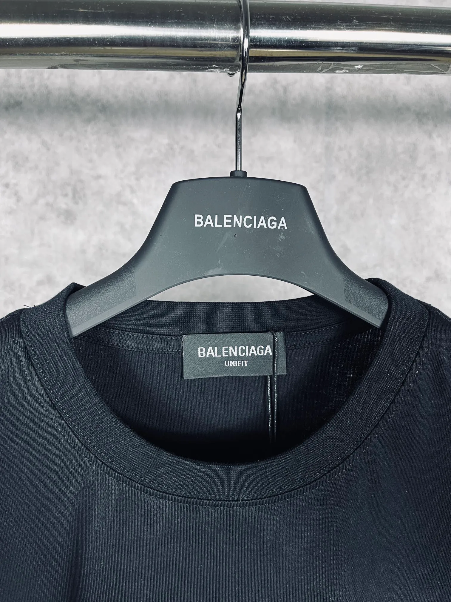 🅿️160 real photos [Top version. Official website quality] BALENCI*GA/Paris. Initialized LOGO printed short-sleeved T-shirt. Brick cabinet synchronization.                       The fabric is made of Paris ZP custom-woven and dyed 100% double yarn compact cotton. The weight is 260 grams. The cloth surface is clean. The cloth pattern is clear, soft and comfortable. The threads are dyed with no color difference. The classic pattern is printed with environmentally friendly imported materials and precision stencils. Three-dimensional effect of pulping. Jubie market ordinary watermark. Restore the brick cabinet. The version adopts the OS loose shoulder version. Same style for men and women. Code: BL223027 Color: Black. White Size: XS S M L