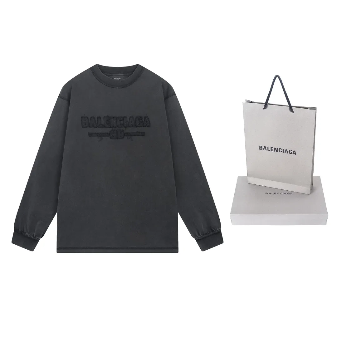 🅿️230 real photos [Top version. Official website quality] BALENCI*GA/Paris #2025 new letter LOGO chest patch embroidered washed long-sleeved long-sleeved T-shirt, ready-made garments are stitched on the reverse side, ready-made garments are washed, full of design sense. Welcome to compare. The fabric is made of Paris ZP custom-woven and dyed cotton double yarn, weighing 260 grams, the cloth surface is clean. The cloth pattern is clear, soft and comfortable. The threads are dyed with no color difference. The classic letter LOGO is embroidered with imported Tajima embroidery machine. The effect is three-dimensional. Restore brick cabinets, adopt OS loose shoulder style. Same style for men and women. Code: BL255075 Color: washed black Size: XS S M L