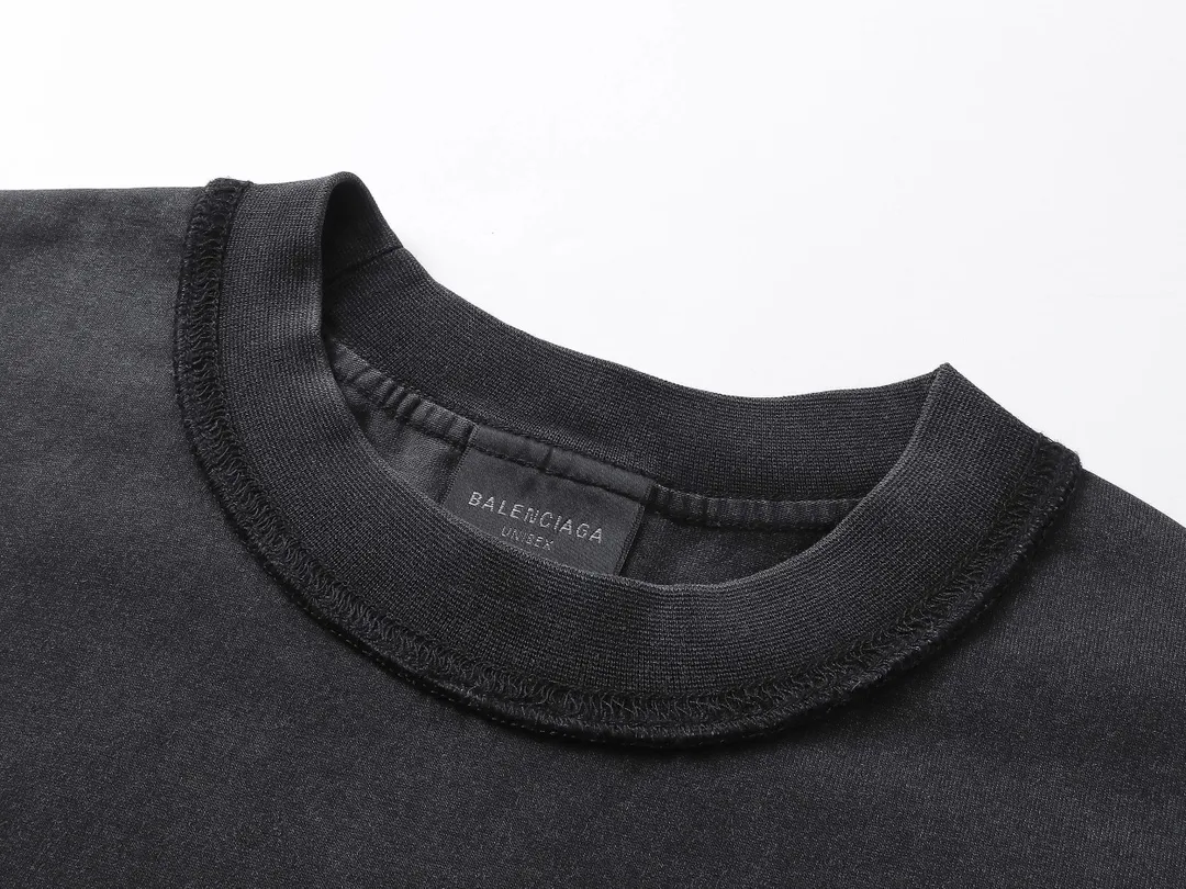 🅿️230 real photos [Top version. Official website quality] BALENCI*GA/Paris #2025 new letter LOGO chest patch embroidered washed long-sleeved long-sleeved T-shirt, ready-made garments are stitched on the reverse side, ready-made garments are washed, full of design sense. Welcome to compare. The fabric is made of Paris ZP custom-woven and dyed cotton double yarn, weighing 260 grams, the cloth surface is clean. The cloth pattern is clear, soft and comfortable. The threads are dyed with no color difference. The classic letter LOGO is embroidered with imported Tajima embroidery machine. The effect is three-dimensional. Restore brick cabinets, adopt OS loose shoulder style. Same style for men and women. Code: BL255075 Color: washed black Size: XS S M L