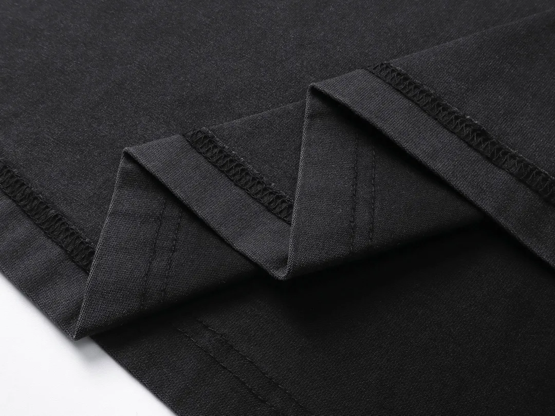 🅿️230 real photos [Top version. Official website quality] BALENCI*GA/Paris #2025 new letter LOGO chest patch embroidered washed long-sleeved long-sleeved T-shirt, ready-made garments are stitched on the reverse side, ready-made garments are washed, full of design sense. Welcome to compare. The fabric is made of Paris ZP custom-woven and dyed cotton double yarn, weighing 260 grams, the cloth surface is clean. The cloth pattern is clear, soft and comfortable. The threads are dyed with no color difference. The classic letter LOGO is embroidered with imported Tajima embroidery machine. The effect is three-dimensional. Restore brick cabinets, adopt OS loose shoulder style. Same style for men and women. Code: BL255075 Color: washed black Size: XS S M L