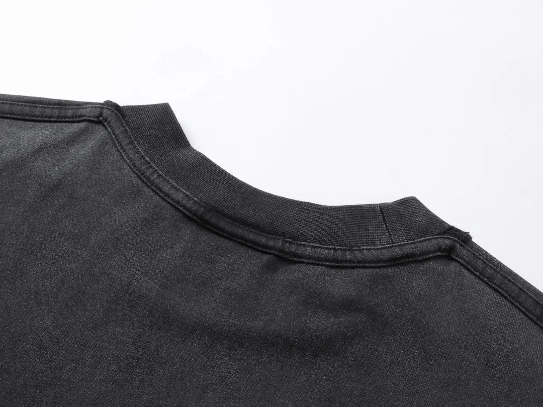 🅿️230 real photos [Top version. Official website quality] BALENCI*GA/Paris #2025 new letter LOGO chest patch embroidered washed long-sleeved long-sleeved T-shirt, ready-made garments are stitched on the reverse side, ready-made garments are washed, full of design sense. Welcome to compare. The fabric is made of Paris ZP custom-woven and dyed cotton double yarn, weighing 260 grams, the cloth surface is clean. The cloth pattern is clear, soft and comfortable. The threads are dyed with no color difference. The classic letter LOGO is embroidered with imported Tajima embroidery machine. The effect is three-dimensional. Restore brick cabinets, adopt OS loose shoulder style. Same style for men and women. Code: BL255075 Color: washed black Size: XS S M L