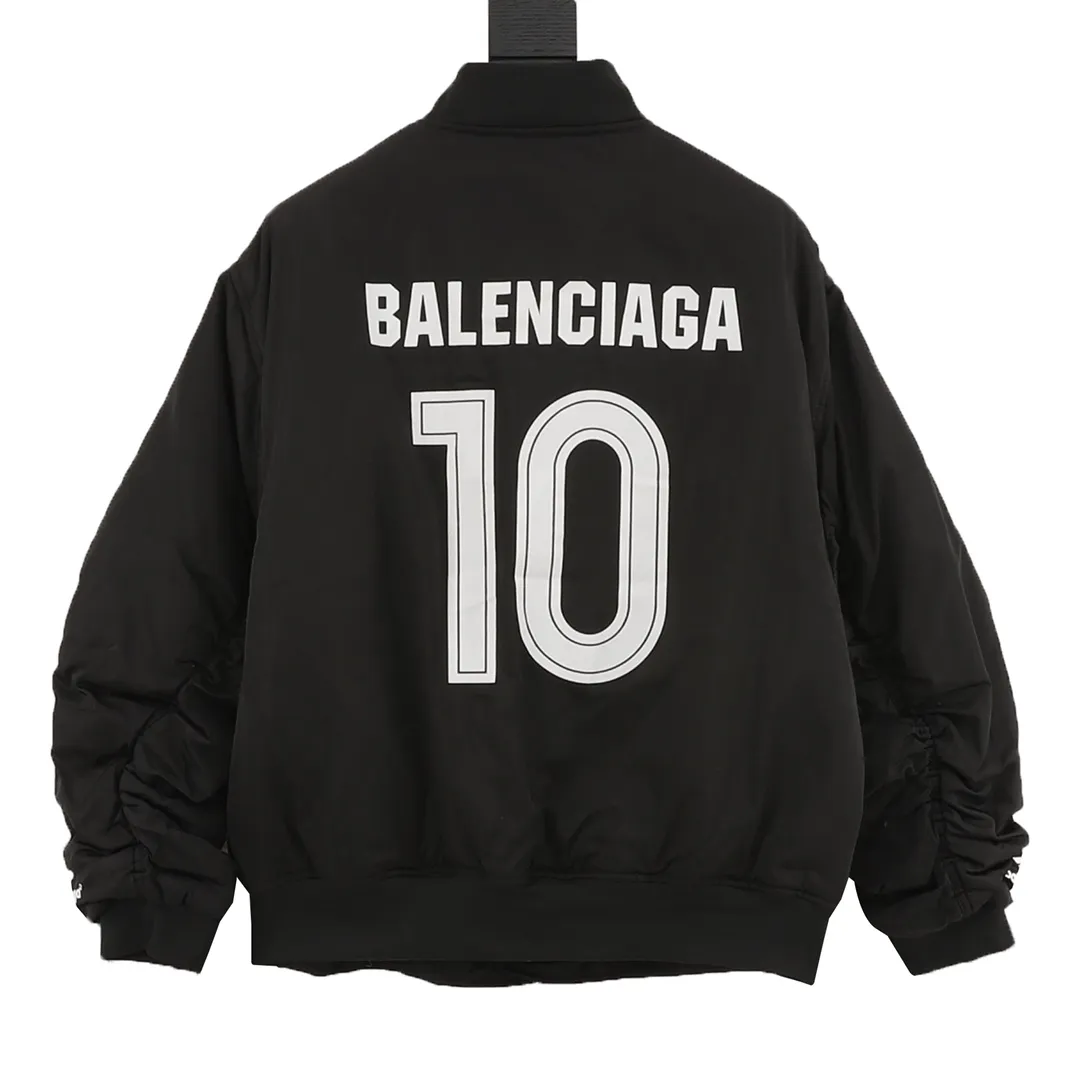 💰630 [Top version] Balenciaga / Balenciaga BLCG 25FW Manchester United No. 10 embroidered baseball flight cotton jacket. Made of customized nylon matt nylon fabric. Memory lining is used on the inside. Composite pearl quilting is added on the inside. Classic Alpha Air Force jacket design. 3D three-dimensional tailoring process. Logo adopts Tajima 10000-needle appliqué process. Inner pocket design of the clothes. Customized brand logo snap button with mold opening. Pure copper puller. Original main mark, washed tag brand packaging Color: black Size: 46/48/50/52 Size chart: Length Chest Shoulder width Sleeve length 46: 70 132 55 60 48: 72 136 57 61 50: 74 140 58 63 52: 75 144 60 64 Note: There is a difference of 1~2CM due to manual measurement.
