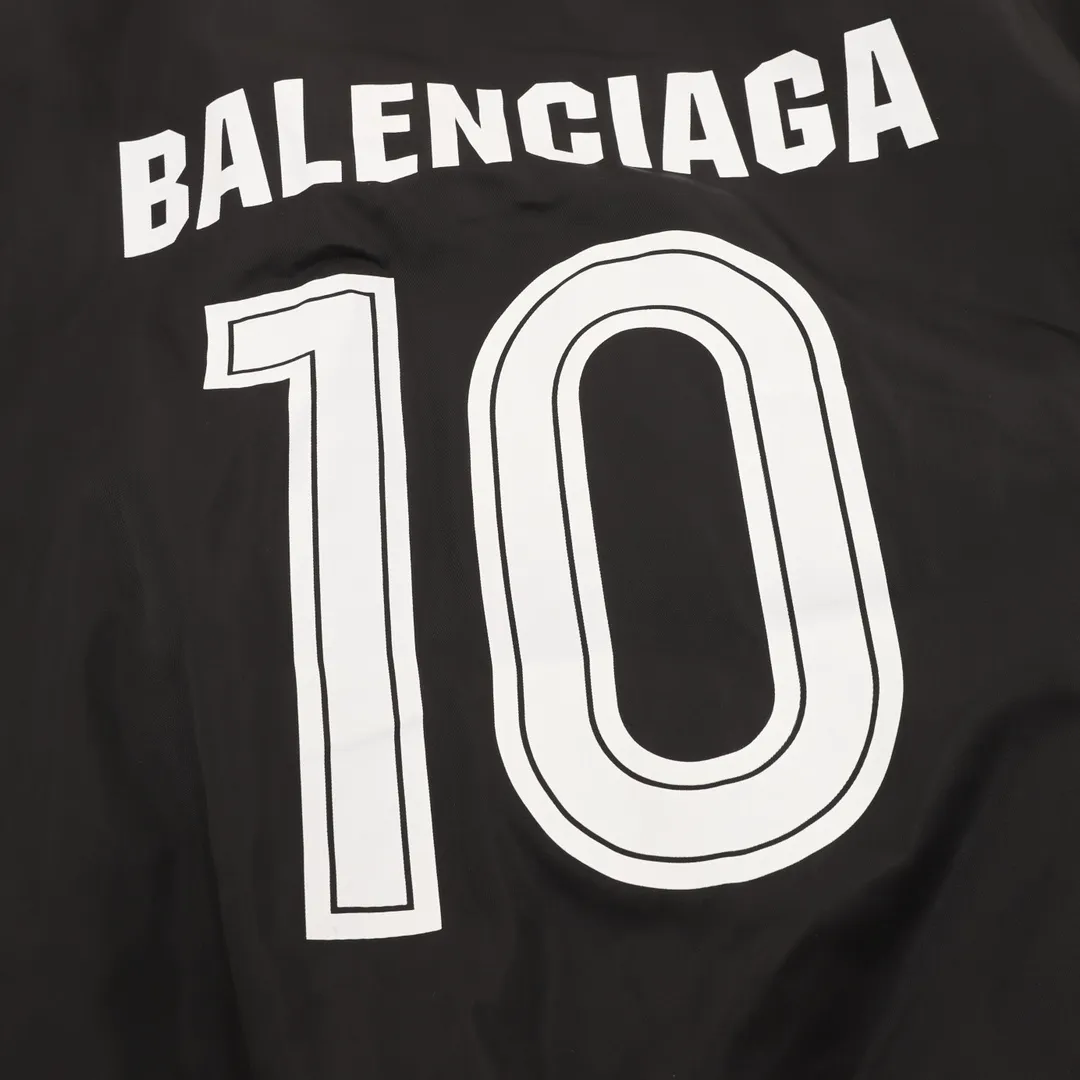 💰630 [Top version] Balenciaga / Balenciaga BLCG 25FW Manchester United No. 10 embroidered baseball flight cotton jacket. Made of customized nylon matt nylon fabric. Memory lining is used on the inside. Composite pearl quilting is added on the inside. Classic Alpha Air Force jacket design. 3D three-dimensional tailoring process. Logo adopts Tajima 10000-needle appliqué process. Inner pocket design of the clothes. Customized brand logo snap button with mold opening. Pure copper puller. Original main mark, washed tag brand packaging Color: black Size: 46/48/50/52 Size chart: Length Chest Shoulder width Sleeve length 46: 70 132 55 60 48: 72 136 57 61 50: 74 140 58 63 52: 75 144 60 64 Note: There is a difference of 1~2CM due to manual measurement.