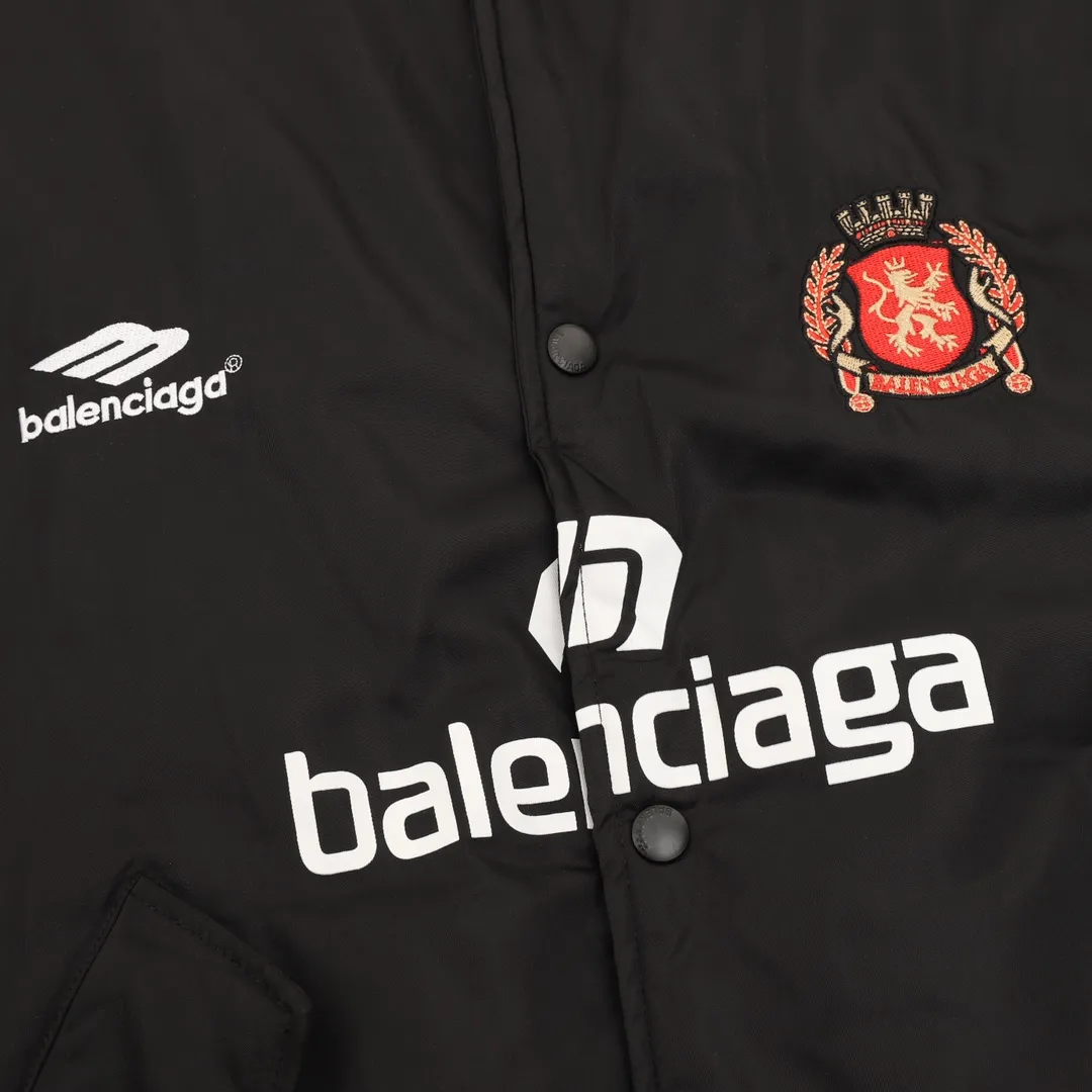 💰630 [Top version] Balenciaga / Balenciaga BLCG 25FW Manchester United No. 10 embroidered baseball flight cotton jacket. Made of customized nylon matt nylon fabric. Memory lining is used on the inside. Composite pearl quilting is added on the inside. Classic Alpha Air Force jacket design. 3D three-dimensional tailoring process. Logo adopts Tajima 10000-needle appliqué process. Inner pocket design of the clothes. Customized brand logo snap button with mold opening. Pure copper puller. Original main mark, washed tag brand packaging Color: black Size: 46/48/50/52 Size chart: Length Chest Shoulder width Sleeve length 46: 70 132 55 60 48: 72 136 57 61 50: 74 140 58 63 52: 75 144 60 64 Note: There is a difference of 1~2CM due to manual measurement.
