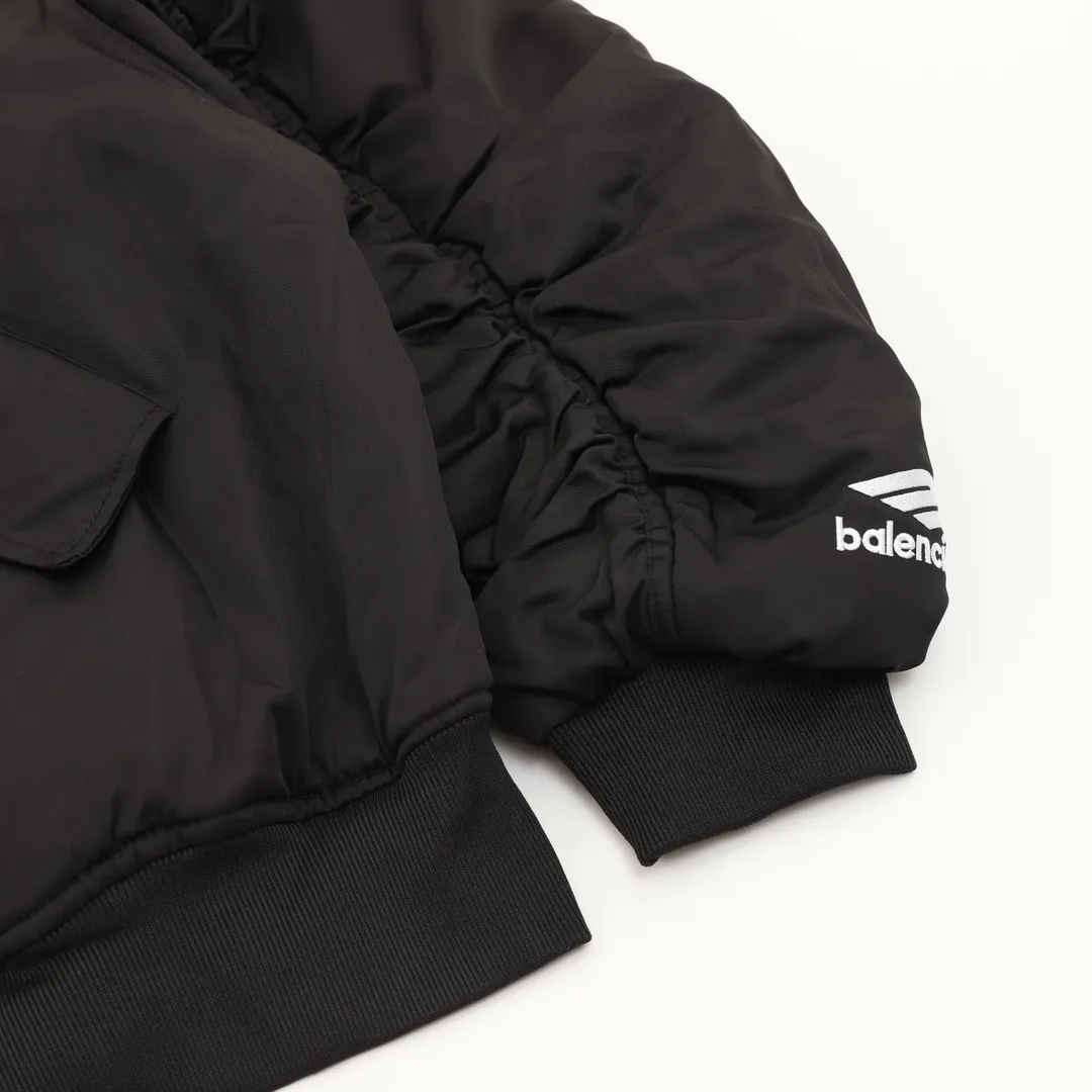 💰630 [Top version] Balenciaga / Balenciaga BLCG 25FW Manchester United No. 10 embroidered baseball flight cotton jacket. Made of customized nylon matt nylon fabric. Memory lining is used on the inside. Composite pearl quilting is added on the inside. Classic Alpha Air Force jacket design. 3D three-dimensional tailoring process. Logo adopts Tajima 10000-needle appliqué process. Inner pocket design of the clothes. Customized brand logo snap button with mold opening. Pure copper puller. Original main mark, washed tag brand packaging Color: black Size: 46/48/50/52 Size chart: Length Chest Shoulder width Sleeve length 46: 70 132 55 60 48: 72 136 57 61 50: 74 140 58 63 52: 75 144 60 64 Note: There is a difference of 1~2CM due to manual measurement.