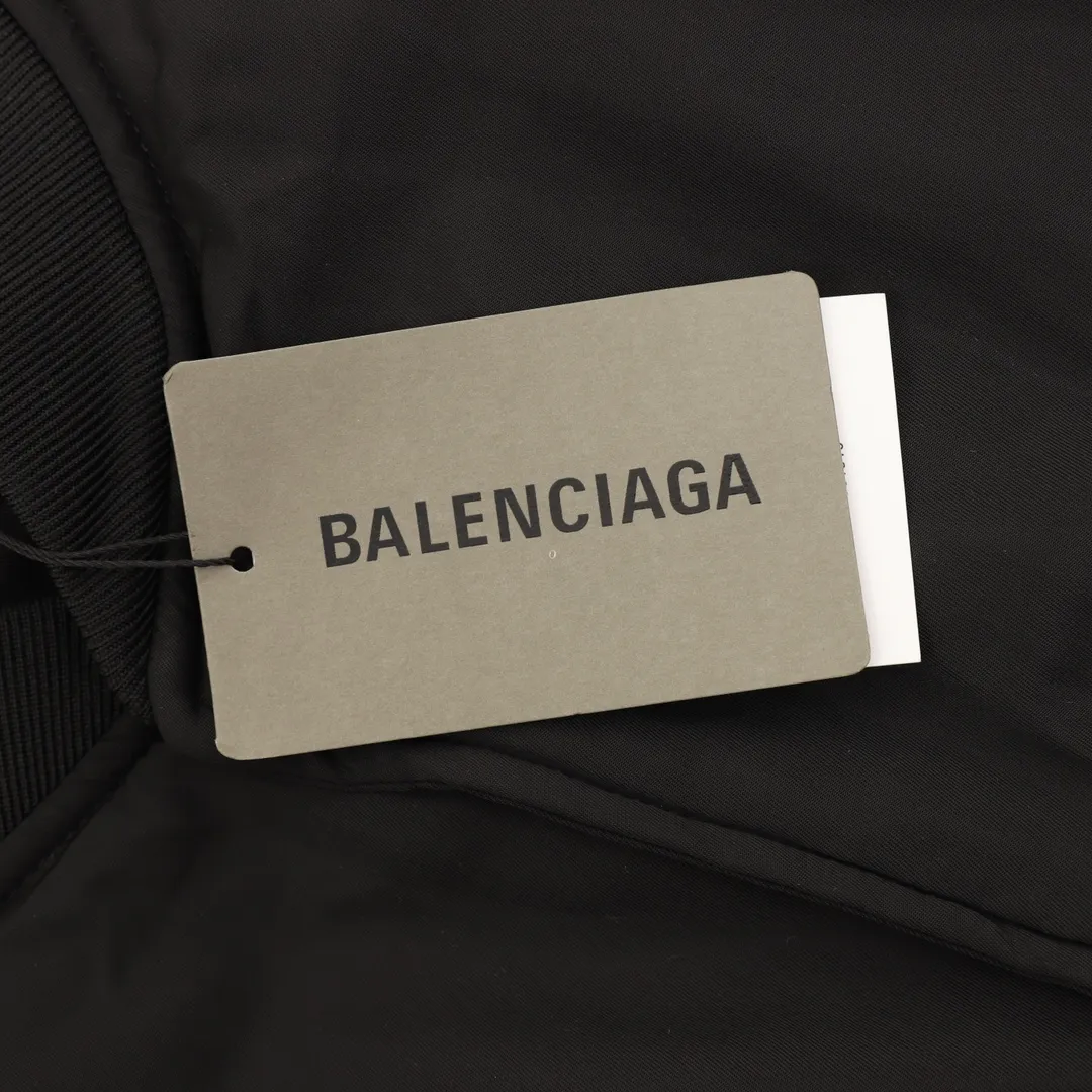 💰630 [Top version] Balenciaga / Balenciaga BLCG 25FW Manchester United No. 10 embroidered baseball flight cotton jacket. Made of customized nylon matt nylon fabric. Memory lining is used on the inside. Composite pearl quilting is added on the inside. Classic Alpha Air Force jacket design. 3D three-dimensional tailoring process. Logo adopts Tajima 10000-needle appliqué process. Inner pocket design of the clothes. Customized brand logo snap button with mold opening. Pure copper puller. Original main mark, washed tag brand packaging Color: black Size: 46/48/50/52 Size chart: Length Chest Shoulder width Sleeve length 46: 70 132 55 60 48: 72 136 57 61 50: 74 140 58 63 52: 75 144 60 64 Note: There is a difference of 1~2CM due to manual measurement.