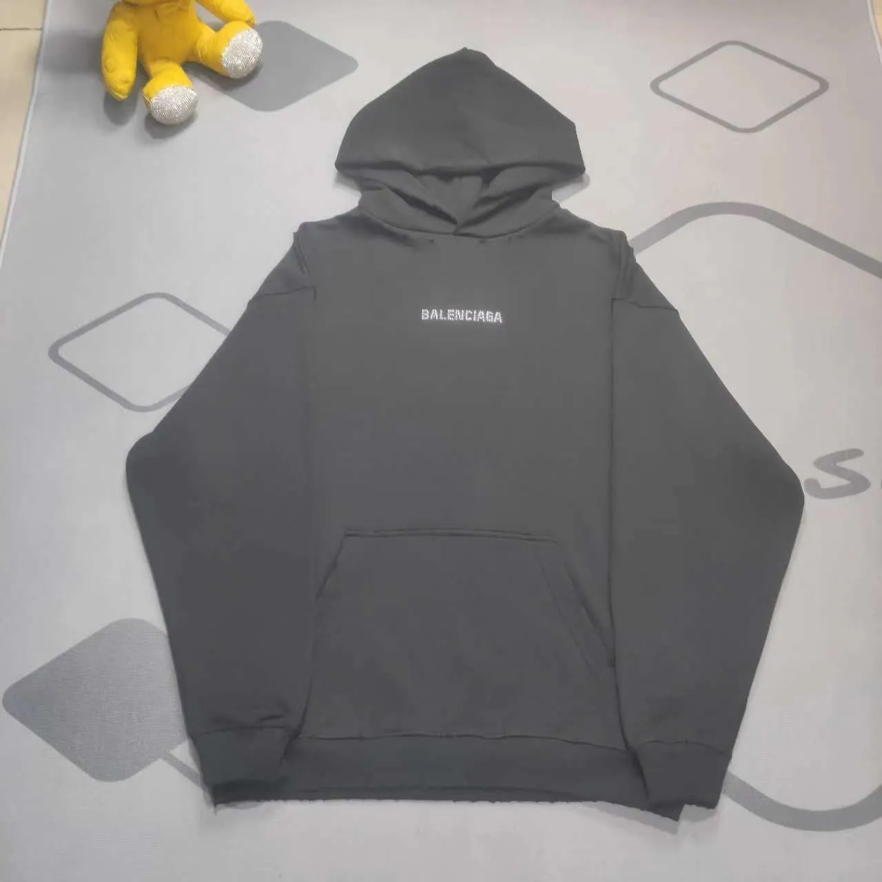 The top tested version of Balenciaga's new diamond-encrusted hooded sweatshirt. ✅No.1 quality in this market. Genuine ceiling quality. ✅All originals are developed with attention to detail. Avoid stolen images from merchants. ✅Correct 260g custom-woven and dyed double-yarn pure cotton fabric. Custom-dyed threads have no color difference. ✅Correct imported material printing. Conley machine white ink direct injection process. Letters are clear and three-dimensional. Strong and do not fall off. ✅Overweight process. Same as the original version. Differentiating market currency, here is an explanation of why mine is a little more expensive than others, 1. It seems to be simple printing or embroidery, but it is not simple at all. 10000% imported machine restoration is not just a lip service. You are welcome to compare with peers. 2. Each model is produced by the company. The details of the workmanship and fabrics are consistent with the original ones. There is no color difference between the ones at the counters. Re-engraving is not scary. Whoever is fake is embarrassed. It’s not shameful to make a replica, it’s shameful if you can’t buy the correct version if you make a replica. 3. Note that the threaded collars are all original collars of certain countries and regions, with high wrapping. The width of the neckline and cabinets are accurate to the millimeter. Thick necklines are not easy to deform. The collars of high-end products are all restored cabinets. They are different from the big collars in the world. Ordinary garbage short-sleeves are printed with a print. The clavicle of the upper body is exposed. Please be patient. Customers who have bought genuine products or have seen genuine products will come back to place orders again. This is quality. This is quality. 4. Different styles of washed wheat main wheat, including imported wheat, have different colors and codes. Really restore the counter. As we all know, Balenciaga has different English or different colors on the collar labels of each quarter. This distinguishes the fast food products with the same common main wheat washed wheat. 5. Pay attention to the workmanship. The stitching at the neckline has no folds, smooth and natural without overlapping lines, and truly restores this. This is something that many people cannot do. 6. The fabric is made of 260g Paris-specific double yarn. No one can make better fabrics than my family. There's really no way to compare it with the ordinary version on the market. Respect it. It's genuine and costs thousands of dollars anyway. Don't buy street stalls. Quality 7. The workmanship is fully restored. The packaging is fully restored. The cost is huge. 8. I guarantee here that this is the highest quality you can find. Size: Xs-L P: 480 Color: Black