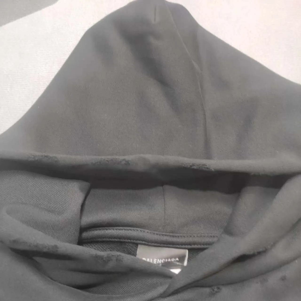 The top tested version of Balenciaga's new diamond-encrusted hooded sweatshirt. ✅No.1 quality in this market. Genuine ceiling quality. ✅All originals are developed with attention to detail. Avoid stolen images from merchants. ✅Correct 260g custom-woven and dyed double-yarn pure cotton fabric. Custom-dyed threads have no color difference. ✅Correct imported material printing. Conley machine white ink direct injection process. Letters are clear and three-dimensional. Strong and do not fall off. ✅Overweight process. Same as the original version. Differentiating market currency, here is an explanation of why mine is a little more expensive than others, 1. It seems to be simple printing or embroidery, but it is not simple at all. 10000% imported machine restoration is not just a lip service. You are welcome to compare with peers. 2. Each model is produced by the company. The details of the workmanship and fabrics are consistent with the original ones. There is no color difference between the ones at the counters. Re-engraving is not scary. Whoever is fake is embarrassed. It’s not shameful to make a replica, it’s shameful if you can’t buy the correct version if you make a replica. 3. Note that the threaded collars are all original collars of certain countries and regions, with high wrapping. The width of the neckline and cabinets are accurate to the millimeter. Thick necklines are not easy to deform. The collars of high-end products are all restored cabinets. They are different from the big collars in the world. Ordinary garbage short-sleeves are printed with a print. The clavicle of the upper body is exposed. Please be patient. Customers who have bought genuine products or have seen genuine products will come back to place orders again. This is quality. This is quality. 4. Different styles of washed wheat main wheat, including imported wheat, have different colors and codes. Really restore the counter. As we all know, Balenciaga has different English or different colors on the collar labels of each quarter. This distinguishes the fast food products with the same common main wheat washed wheat. 5. Pay attention to the workmanship. The stitching at the neckline has no folds, smooth and natural without overlapping lines, and truly restores this. This is something that many people cannot do. 6. The fabric is made of 260g Paris-specific double yarn. No one can make better fabrics than my family. There's really no way to compare it with the ordinary version on the market. Respect it. It's genuine and costs thousands of dollars anyway. Don't buy street stalls. Quality 7. The workmanship is fully restored. The packaging is fully restored. The cost is huge. 8. I guarantee here that this is the highest quality you can find. Size: Xs-L P: 480 Color: Black