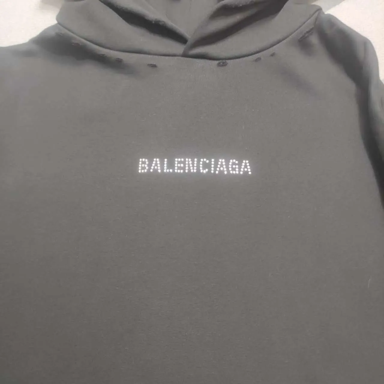 The top tested version of Balenciaga's new diamond-encrusted hooded sweatshirt. ✅No.1 quality in this market. Genuine ceiling quality. ✅All originals are developed with attention to detail. Avoid stolen images from merchants. ✅Correct 260g custom-woven and dyed double-yarn pure cotton fabric. Custom-dyed threads have no color difference. ✅Correct imported material printing. Conley machine white ink direct injection process. Letters are clear and three-dimensional. Strong and do not fall off. ✅Overweight process. Same as the original version. Differentiating market currency, here is an explanation of why mine is a little more expensive than others, 1. It seems to be simple printing or embroidery, but it is not simple at all. 10000% imported machine restoration is not just a lip service. You are welcome to compare with peers. 2. Each model is produced by the company. The details of the workmanship and fabrics are consistent with the original ones. There is no color difference between the ones at the counters. Re-engraving is not scary. Whoever is fake is embarrassed. It’s not shameful to make a replica, it’s shameful if you can’t buy the correct version if you make a replica. 3. Note that the threaded collars are all original collars of certain countries and regions, with high wrapping. The width of the neckline and cabinets are accurate to the millimeter. Thick necklines are not easy to deform. The collars of high-end products are all restored cabinets. They are different from the big collars in the world. Ordinary garbage short-sleeves are printed with a print. The clavicle of the upper body is exposed. Please be patient. Customers who have bought genuine products or have seen genuine products will come back to place orders again. This is quality. This is quality. 4. Different styles of washed wheat main wheat, including imported wheat, have different colors and codes. Really restore the counter. As we all know, Balenciaga has different English or different colors on the collar labels of each quarter. This distinguishes the fast food products with the same common main wheat washed wheat. 5. Pay attention to the workmanship. The stitching at the neckline has no folds, smooth and natural without overlapping lines, and truly restores this. This is something that many people cannot do. 6. The fabric is made of 260g Paris-specific double yarn. No one can make better fabrics than my family. There's really no way to compare it with the ordinary version on the market. Respect it. It's genuine and costs thousands of dollars anyway. Don't buy street stalls. Quality 7. The workmanship is fully restored. The packaging is fully restored. The cost is huge. 8. I guarantee here that this is the highest quality you can find. Size: Xs-L P: 480 Color: Black