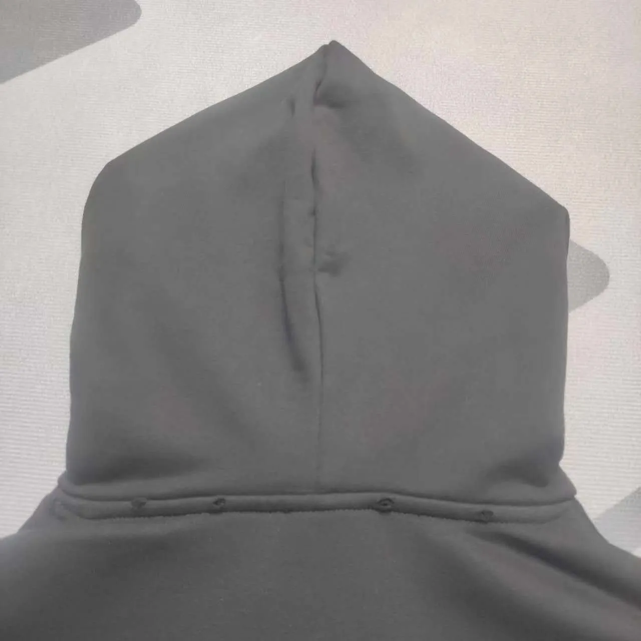 The top tested version of Balenciaga's new diamond-encrusted hooded sweatshirt. ✅No.1 quality in this market. Genuine ceiling quality. ✅All originals are developed with attention to detail. Avoid stolen images from merchants. ✅Correct 260g custom-woven and dyed double-yarn pure cotton fabric. Custom-dyed threads have no color difference. ✅Correct imported material printing. Conley machine white ink direct injection process. Letters are clear and three-dimensional. Strong and do not fall off. ✅Overweight process. Same as the original version. Differentiating market currency, here is an explanation of why mine is a little more expensive than others, 1. It seems to be simple printing or embroidery, but it is not simple at all. 10000% imported machine restoration is not just a lip service. You are welcome to compare with peers. 2. Each model is produced by the company. The details of the workmanship and fabrics are consistent with the original ones. There is no color difference between the ones at the counters. Re-engraving is not scary. Whoever is fake is embarrassed. It’s not shameful to make a replica, it’s shameful if you can’t buy the correct version if you make a replica. 3. Note that the threaded collars are all original collars of certain countries and regions, with high wrapping. The width of the neckline and cabinets are accurate to the millimeter. Thick necklines are not easy to deform. The collars of high-end products are all restored cabinets. They are different from the big collars in the world. Ordinary garbage short-sleeves are printed with a print. The clavicle of the upper body is exposed. Please be patient. Customers who have bought genuine products or have seen genuine products will come back to place orders again. This is quality. This is quality. 4. Different styles of washed wheat main wheat, including imported wheat, have different colors and codes. Really restore the counter. As we all know, Balenciaga has different English or different colors on the collar labels of each quarter. This distinguishes the fast food products with the same common main wheat washed wheat. 5. Pay attention to the workmanship. The stitching at the neckline has no folds, smooth and natural without overlapping lines, and truly restores this. This is something that many people cannot do. 6. The fabric is made of 260g Paris-specific double yarn. No one can make better fabrics than my family. There's really no way to compare it with the ordinary version on the market. Respect it. It's genuine and costs thousands of dollars anyway. Don't buy street stalls. Quality 7. The workmanship is fully restored. The packaging is fully restored. The cost is huge. 8. I guarantee here that this is the highest quality you can find. Size: Xs-L P: 480 Color: Black