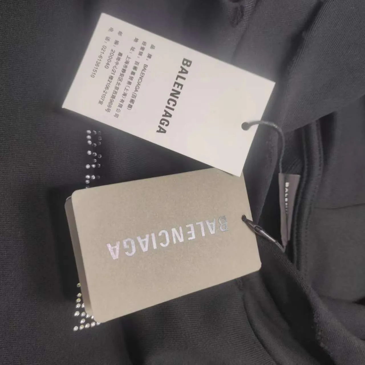 The top tested version of Balenciaga's new diamond-encrusted hooded sweatshirt. ✅No.1 quality in this market. Genuine ceiling quality. ✅All originals are developed with attention to detail. Avoid stolen images from merchants. ✅Correct 260g custom-woven and dyed double-yarn pure cotton fabric. Custom-dyed threads have no color difference. ✅Correct imported material printing. Conley machine white ink direct injection process. Letters are clear and three-dimensional. Strong and do not fall off. ✅Overweight process. Same as the original version. Differentiating market currency, here is an explanation of why mine is a little more expensive than others, 1. It seems to be simple printing or embroidery, but it is not simple at all. 10000% imported machine restoration is not just a lip service. You are welcome to compare with peers. 2. Each model is produced by the company. The details of the workmanship and fabrics are consistent with the original ones. There is no color difference between the ones at the counters. Re-engraving is not scary. Whoever is fake is embarrassed. It’s not shameful to make a replica, it’s shameful if you can’t buy the correct version if you make a replica. 3. Note that the threaded collars are all original collars of certain countries and regions, with high wrapping. The width of the neckline and cabinets are accurate to the millimeter. Thick necklines are not easy to deform. The collars of high-end products are all restored cabinets. They are different from the big collars in the world. Ordinary garbage short-sleeves are printed with a print. The clavicle of the upper body is exposed. Please be patient. Customers who have bought genuine products or have seen genuine products will come back to place orders again. This is quality. This is quality. 4. Different styles of washed wheat main wheat, including imported wheat, have different colors and codes. Really restore the counter. As we all know, Balenciaga has different English or different colors on the collar labels of each quarter. This distinguishes the fast food products with the same common main wheat washed wheat. 5. Pay attention to the workmanship. The stitching at the neckline has no folds, smooth and natural without overlapping lines, and truly restores this. This is something that many people cannot do. 6. The fabric is made of 260g Paris-specific double yarn. No one can make better fabrics than my family. There's really no way to compare it with the ordinary version on the market. Respect it. It's genuine and costs thousands of dollars anyway. Don't buy street stalls. Quality 7. The workmanship is fully restored. The packaging is fully restored. The cost is huge. 8. I guarantee here that this is the highest quality you can find. Size: Xs-L P: 480 Color: Black
