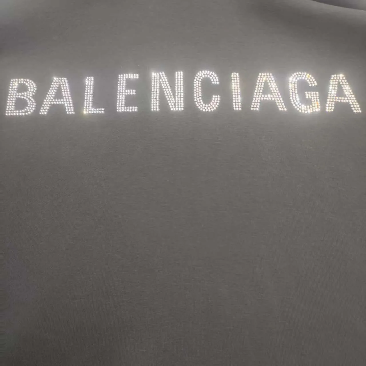 The top tested version of Balenciaga's new diamond-encrusted hooded sweatshirt. ✅No.1 quality in this market. Genuine ceiling quality. ✅All originals are developed with attention to detail. Avoid stolen images from merchants. ✅Correct 260g custom-woven and dyed double-yarn pure cotton fabric. Custom-dyed threads have no color difference. ✅Correct imported material printing. Conley machine white ink direct injection process. Letters are clear and three-dimensional. Strong and do not fall off. ✅Overweight process. Same as the original version. Differentiating market currency, here is an explanation of why mine is a little more expensive than others, 1. It seems to be simple printing or embroidery, but it is not simple at all. 10000% imported machine restoration is not just a lip service. You are welcome to compare with peers. 2. Each model is produced by the company. The details of the workmanship and fabrics are consistent with the original ones. There is no color difference between the ones at the counters. Re-engraving is not scary. Whoever is fake is embarrassed. It’s not shameful to make a replica, it’s shameful if you can’t buy the correct version if you make a replica. 3. Note that the threaded collars are all original collars of certain countries and regions, with high wrapping. The width of the neckline and cabinets are accurate to the millimeter. Thick necklines are not easy to deform. The collars of high-end products are all restored cabinets. They are different from the big collars in the world. Ordinary garbage short-sleeves are printed with a print. The clavicle of the upper body is exposed. Please be patient. Customers who have bought genuine products or have seen genuine products will come back to place orders again. This is quality. This is quality. 4. Different styles of washed wheat main wheat, including imported wheat, have different colors and codes. Really restore the counter. As we all know, Balenciaga has different English or different colors on the collar labels of each quarter. This distinguishes the fast food products with the same common main wheat washed wheat. 5. Pay attention to the workmanship. The stitching at the neckline has no folds, smooth and natural without overlapping lines, and truly restores this. This is something that many people cannot do. 6. The fabric is made of 260g Paris-specific double yarn. No one can make better fabrics than my family. There's really no way to compare it with the ordinary version on the market. Respect it. It's genuine and costs thousands of dollars anyway. Don't buy street stalls. Quality 7. The workmanship is fully restored. The packaging is fully restored. The cost is huge. 8. I guarantee here that this is the highest quality you can find. Size: Xs-L P: 480 Color: Black