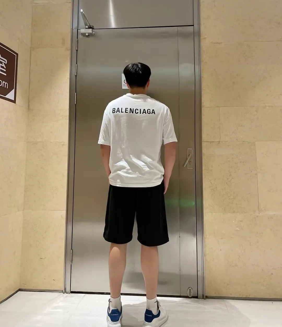 ♻️💯Upper body reference model picture❤️The top-notch proven version of BALENCIAGA with large LOGO on the back and basic letters, pure cotton loose, same style for male and female couples, trendy brand high-end short-sleeved T-shirt, the god of simplicity in Paris, a volume sought after by many stars. Lisa’s favorite basic short-sleeved Paris style, which has a very high appearance rate. Wear alone, paired with jeans, shorts, and sweatpants, it's a versatile style. Xiaohongshu, a hot item on INS, a must-have for Paris fans.  The printing uses white glue as a base, coupled with Kornit direct injection, which ensures the anchorage of the printing and machine washing without any pressure. However, everyone should pay attention to something. The printing of this model is not thick glue, and the printing surface is not shiny. Please pay attention to the importance of version. Don't make a pattern based on the pictures. If you don't have the original version, you won't be able to make it look one to one like the original version. At most, you can just make a look. It's just a piece of clothing without a soul. The fabric is made of 24S 260g double yarn pure cotton fabric. The threads and fabric are custom woven and dyed in the same style, without color difference.  A complete set of customized tags, collar tags, washed, plastic bags, and most importantly, a complete set of bags, tag codes, and codes are all authentic.  Color: White, Black, Royal Blue, Apricot, Floral Gray, Pink Size: XS-L P:240