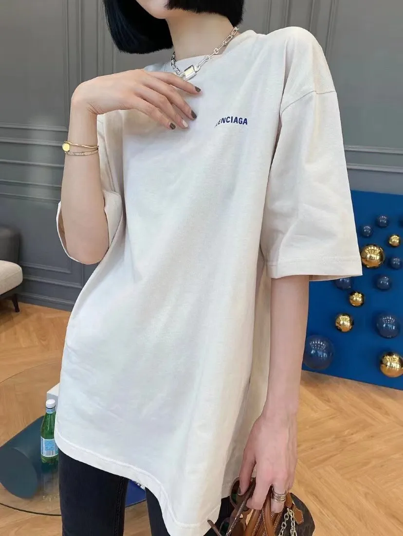 ♻️💯Upper body reference model picture❤️The top-notch proven version of BALENCIAGA with large LOGO on the back and basic letters, pure cotton loose, same style for male and female couples, trendy brand high-end short-sleeved T-shirt, the god of simplicity in Paris, a volume sought after by many stars. Lisa’s favorite basic short-sleeved Paris style, which has a very high appearance rate. Wear alone, paired with jeans, shorts, and sweatpants, it's a versatile style. Xiaohongshu, a hot item on INS, a must-have for Paris fans.  The printing uses white glue as a base, coupled with Kornit direct injection, which ensures the anchorage of the printing and machine washing without any pressure. However, everyone should pay attention to something. The printing of this model is not thick glue, and the printing surface is not shiny. Please pay attention to the importance of version. Don't make a pattern based on the pictures. If you don't have the original version, you won't be able to make it look one to one like the original version. At most, you can just make a look. It's just a piece of clothing without a soul. The fabric is made of 24S 260g double yarn pure cotton fabric. The threads and fabric are custom woven and dyed in the same style, without color difference.  A complete set of customized tags, collar tags, washed, plastic bags, and most importantly, a complete set of bags, tag codes, and codes are all authentic.  Color: White, Black, Royal Blue, Apricot, Floral Gray, Pink Size: XS-L P:240
