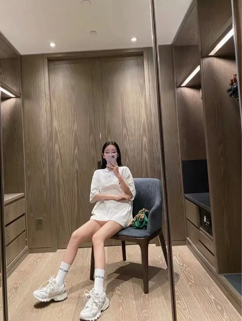♻️💯Upper body reference model picture❤️The top-notch proven version of BALENCIAGA with large LOGO on the back and basic letters, pure cotton loose, same style for male and female couples, trendy brand high-end short-sleeved T-shirt, the god of simplicity in Paris, a volume sought after by many stars. Lisa’s favorite basic short-sleeved Paris style, which has a very high appearance rate. Wear alone, paired with jeans, shorts, and sweatpants, it's a versatile style. Xiaohongshu, a hot item on INS, a must-have for Paris fans.  The printing uses white glue as a base, coupled with Kornit direct injection, which ensures the anchorage of the printing and machine washing without any pressure. However, everyone should pay attention to something. The printing of this model is not thick glue, and the printing surface is not shiny. Please pay attention to the importance of version. Don't make a pattern based on the pictures. If you don't have the original version, you won't be able to make it look one to one like the original version. At most, you can just make a look. It's just a piece of clothing without a soul. The fabric is made of 24S 260g double yarn pure cotton fabric. The threads and fabric are custom woven and dyed in the same style, without color difference.  A complete set of customized tags, collar tags, washed, plastic bags, and most importantly, a complete set of bags, tag codes, and codes are all authentic.  Color: White, Black, Royal Blue, Apricot, Floral Gray, Pink Size: XS-L P:240