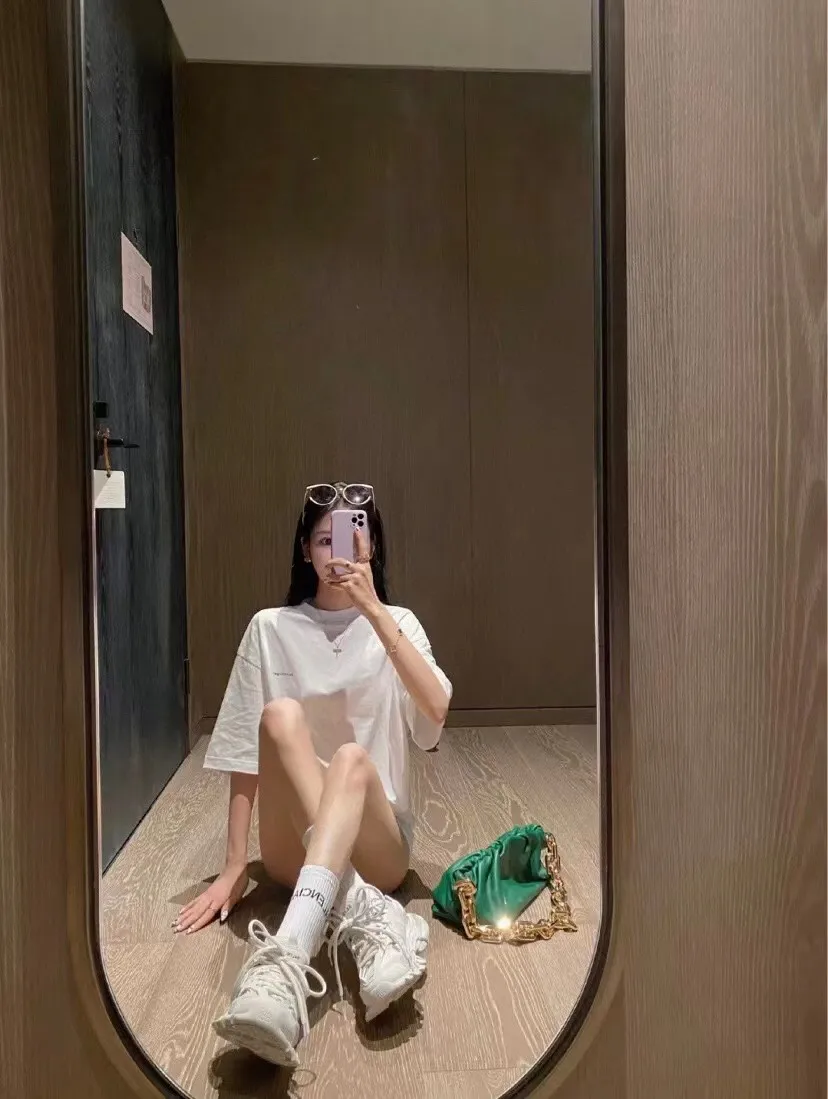 ♻️💯Upper body reference model picture❤️The top-notch proven version of BALENCIAGA with large LOGO on the back and basic letters, pure cotton loose, same style for male and female couples, trendy brand high-end short-sleeved T-shirt, the god of simplicity in Paris, a volume sought after by many stars. Lisa’s favorite basic short-sleeved Paris style, which has a very high appearance rate. Wear alone, paired with jeans, shorts, and sweatpants, it's a versatile style. Xiaohongshu, a hot item on INS, a must-have for Paris fans.  The printing uses white glue as a base, coupled with Kornit direct injection, which ensures the anchorage of the printing and machine washing without any pressure. However, everyone should pay attention to something. The printing of this model is not thick glue, and the printing surface is not shiny. Please pay attention to the importance of version. Don't make a pattern based on the pictures. If you don't have the original version, you won't be able to make it look one to one like the original version. At most, you can just make a look. It's just a piece of clothing without a soul. The fabric is made of 24S 260g double yarn pure cotton fabric. The threads and fabric are custom woven and dyed in the same style, without color difference.  A complete set of customized tags, collar tags, washed, plastic bags, and most importantly, a complete set of bags, tag codes, and codes are all authentic.  Color: White, Black, Royal Blue, Apricot, Floral Gray, Pink Size: XS-L P:240