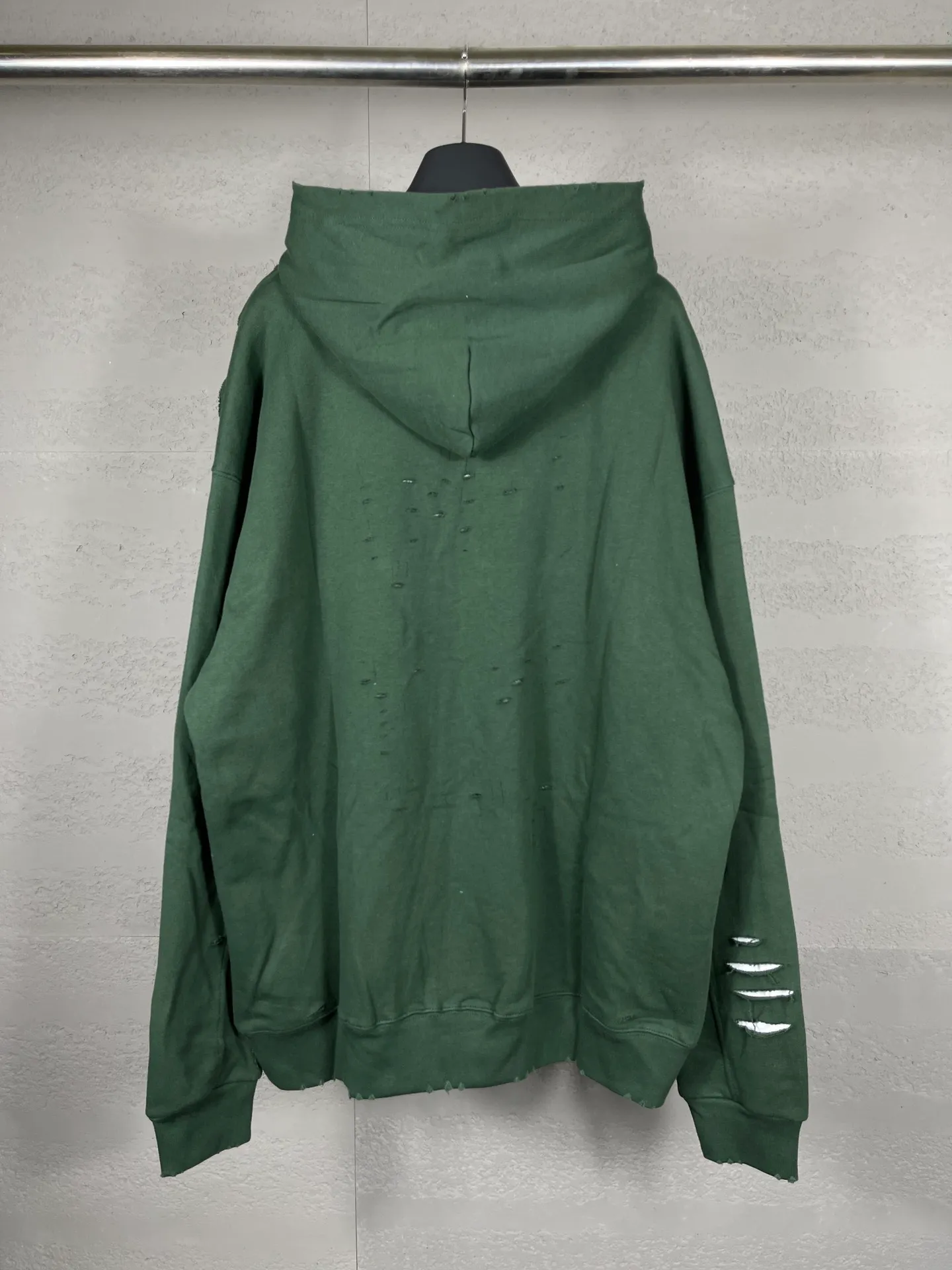 🅿️396 Actual pictures [Top version. Official website quality] BALENCI*GA/Paris. Classic style. 22SS #BALENCI*GA# Artistic ripped hole and velvet inner two-piece hooded sweatshirt. Autumn and winter brick cabinets are synchronized. Welcome to compare. The fabric is made of Paris ZP custom-woven and dyed cotton double yarn David coat with velvet lining. The fabric pattern is clear, soft and comfortable. The threads are woven and dyed with no color difference. The classic letter LOGO adopts precision stencils, imported environmentally friendly rubber paddles, and turtle crack printing, with a three-dimensional effect. Garment positioning art is worn with holes, hem threads, hat brim, and bag mouth are hand-worn vintage. Restore brick cabinets, and adopt OS loose shoulder style. Same style for men and women Coding: BL238001 Color: Black. White. Hulan. Brown. Dark green. Burgundy. Purple Size: XS S M L