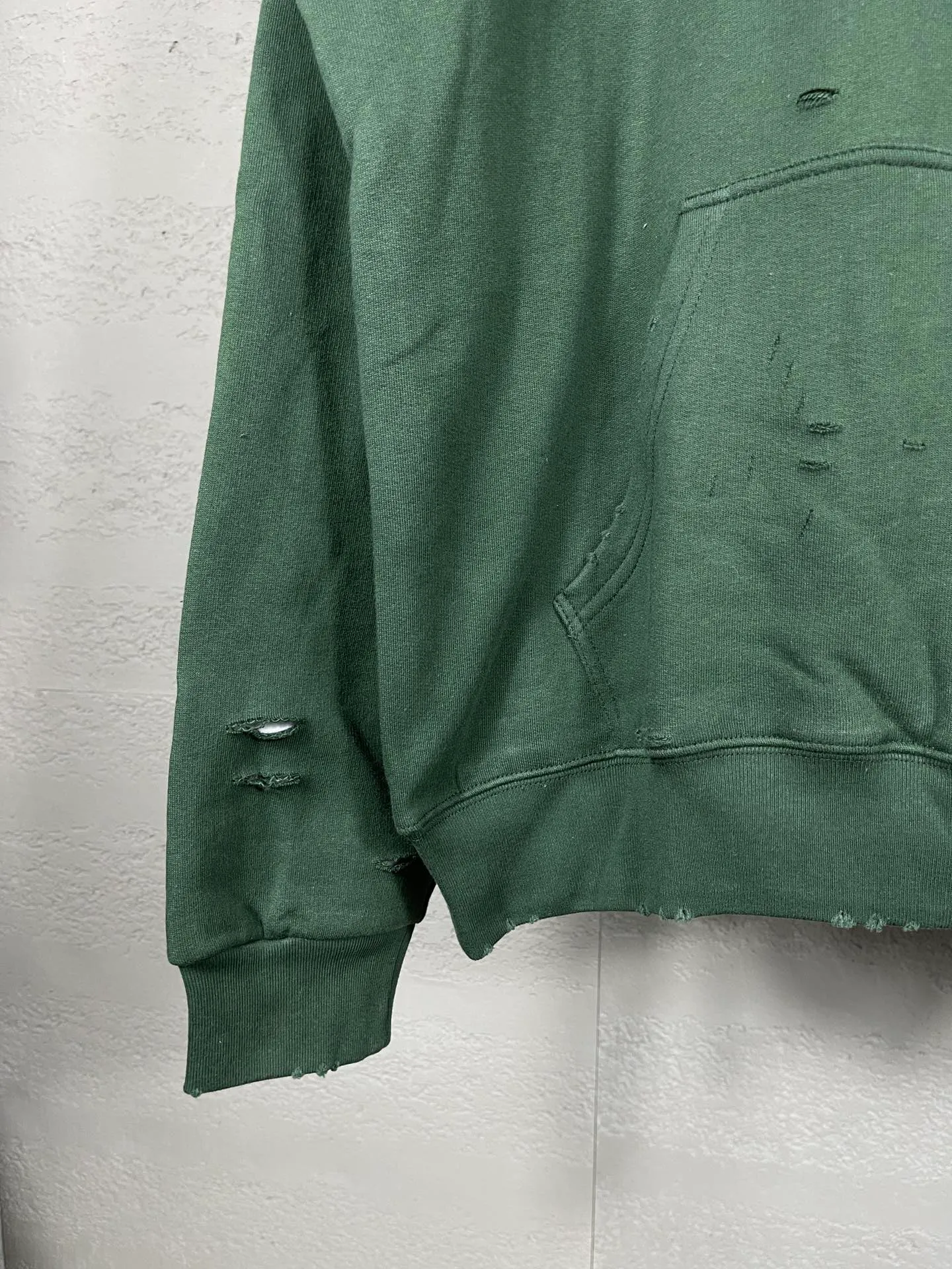 🅿️396 Actual pictures [Top version. Official website quality] BALENCI*GA/Paris. Classic style. 22SS #BALENCI*GA# Artistic ripped hole and velvet inner two-piece hooded sweatshirt. Autumn and winter brick cabinets are synchronized. Welcome to compare. The fabric is made of Paris ZP custom-woven and dyed cotton double yarn David coat with velvet lining. The fabric pattern is clear, soft and comfortable. The threads are woven and dyed with no color difference. The classic letter LOGO adopts precision stencils, imported environmentally friendly rubber paddles, and turtle crack printing, with a three-dimensional effect. Garment positioning art is worn with holes, hem threads, hat brim, and bag mouth are hand-worn vintage. Restore brick cabinets, and adopt OS loose shoulder style. Same style for men and women Coding: BL238001 Color: Black. White. Hulan. Brown. Dark green. Burgundy. Purple Size: XS S M L