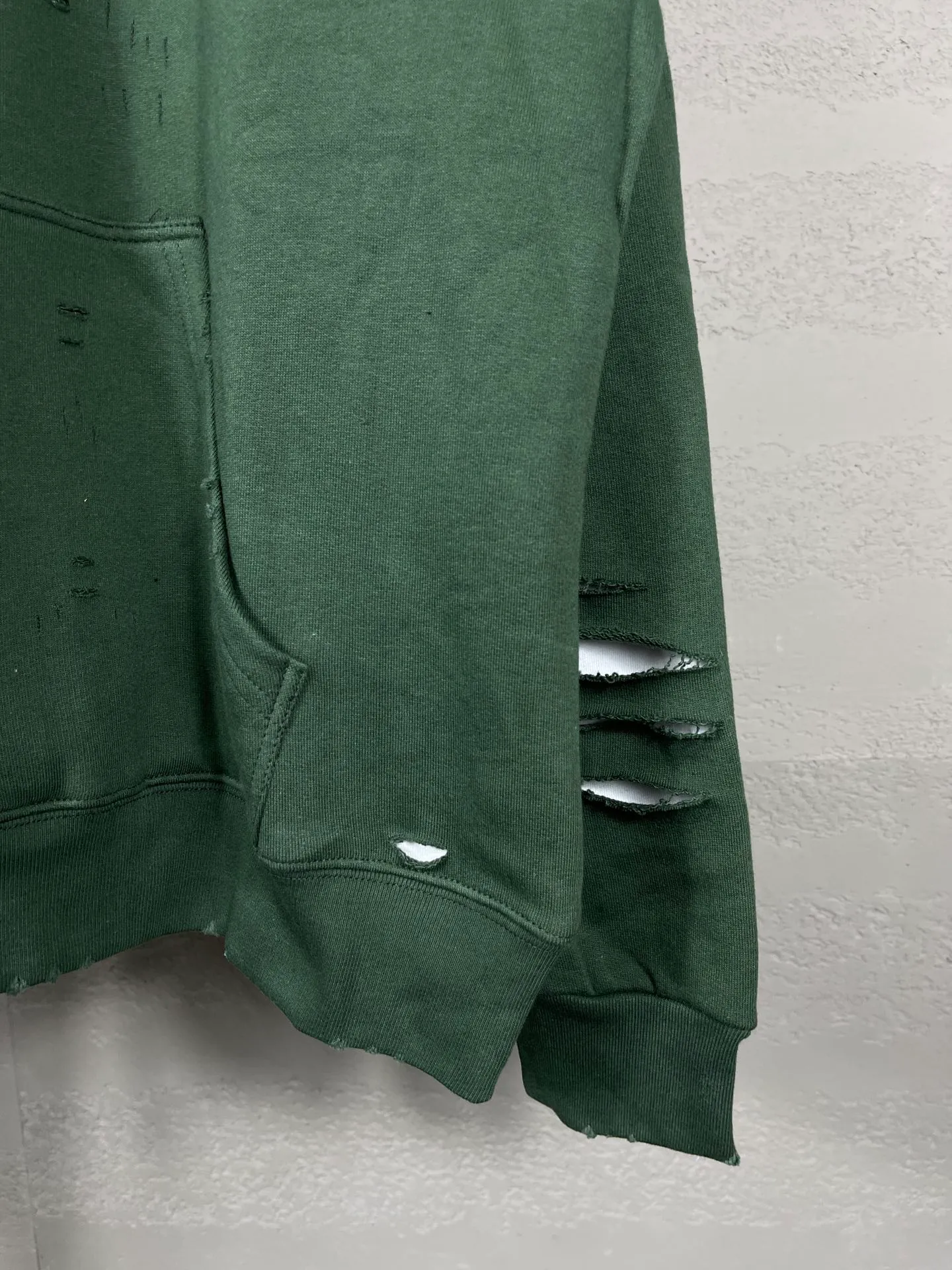 🅿️396 Actual pictures [Top version. Official website quality] BALENCI*GA/Paris. Classic style. 22SS #BALENCI*GA# Artistic ripped hole and velvet inner two-piece hooded sweatshirt. Autumn and winter brick cabinets are synchronized. Welcome to compare. The fabric is made of Paris ZP custom-woven and dyed cotton double yarn David coat with velvet lining. The fabric pattern is clear, soft and comfortable. The threads are woven and dyed with no color difference. The classic letter LOGO adopts precision stencils, imported environmentally friendly rubber paddles, and turtle crack printing, with a three-dimensional effect. Garment positioning art is worn with holes, hem threads, hat brim, and bag mouth are hand-worn vintage. Restore brick cabinets, and adopt OS loose shoulder style. Same style for men and women Coding: BL238001 Color: Black. White. Hulan. Brown. Dark green. Burgundy. Purple Size: XS S M L