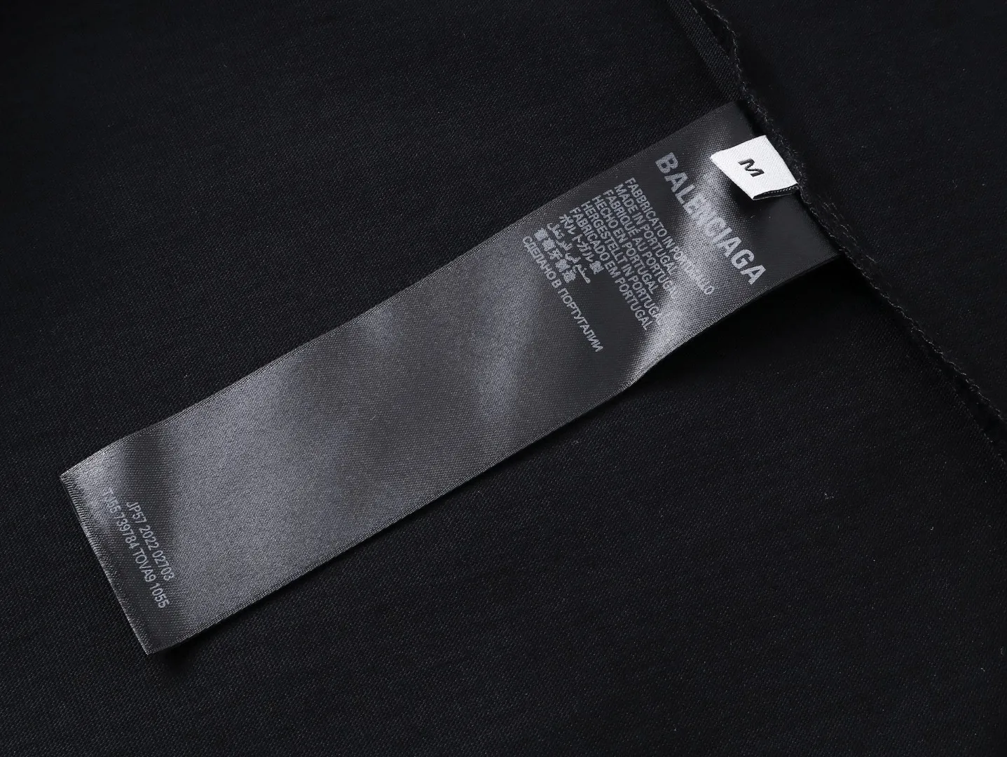 🅿️270 BALENCI*GA Paris masking tape-printed long-sleeved T-shirt. The back pattern is printed with environmentally friendly imported materials. The tape-stretched finished product is washed twice and worn to make the old process. Restore the brick cabinet. Exclusively pattern-woven and dyed 280g fabric. Threads are dyed in the same vat with zero color difference. The version adopts OS loose off-shoulder version. Welcome to compare. Same style for men and women -Color: Black -SIZE: Xs S M L Style number 8640#