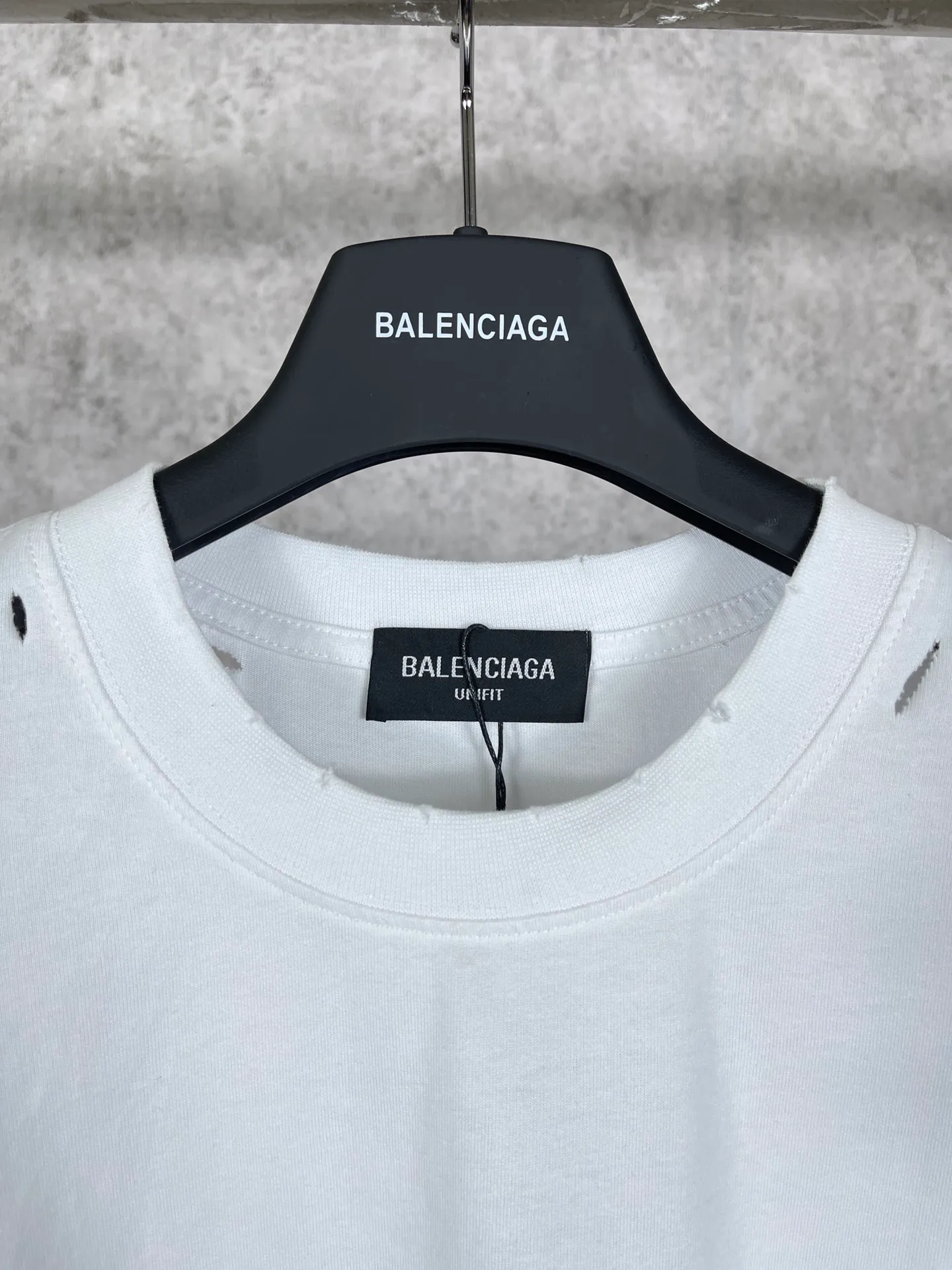 🅿️174 Real photos [Top version. Official website quality] BALENCI*GA/Paris. Blurred LOGO washed and worn short-sleeved T-shirt. Brick cabinet synchronization. The fabric is made of Paris ZP custom-woven and dyed 100% cotton double yarn compact cotton. The weight is 260 grams, the cloth surface is clean. The cloth pattern is clear, soft and comfortable. The threads are dyed with no color difference. The classic pattern printing uses Kornit digital direct printing. The ready-made clothes are washed and distressed, and the brick cabinets are restored. The whole piece of clothing is extremely complex in craftsmanship. Different market currency, welcome to compare, the version adopts OS loose shoulder version. Same style for men and women Coding: BL223038 Color: Black. White. High-grade gray Size: XS S M L