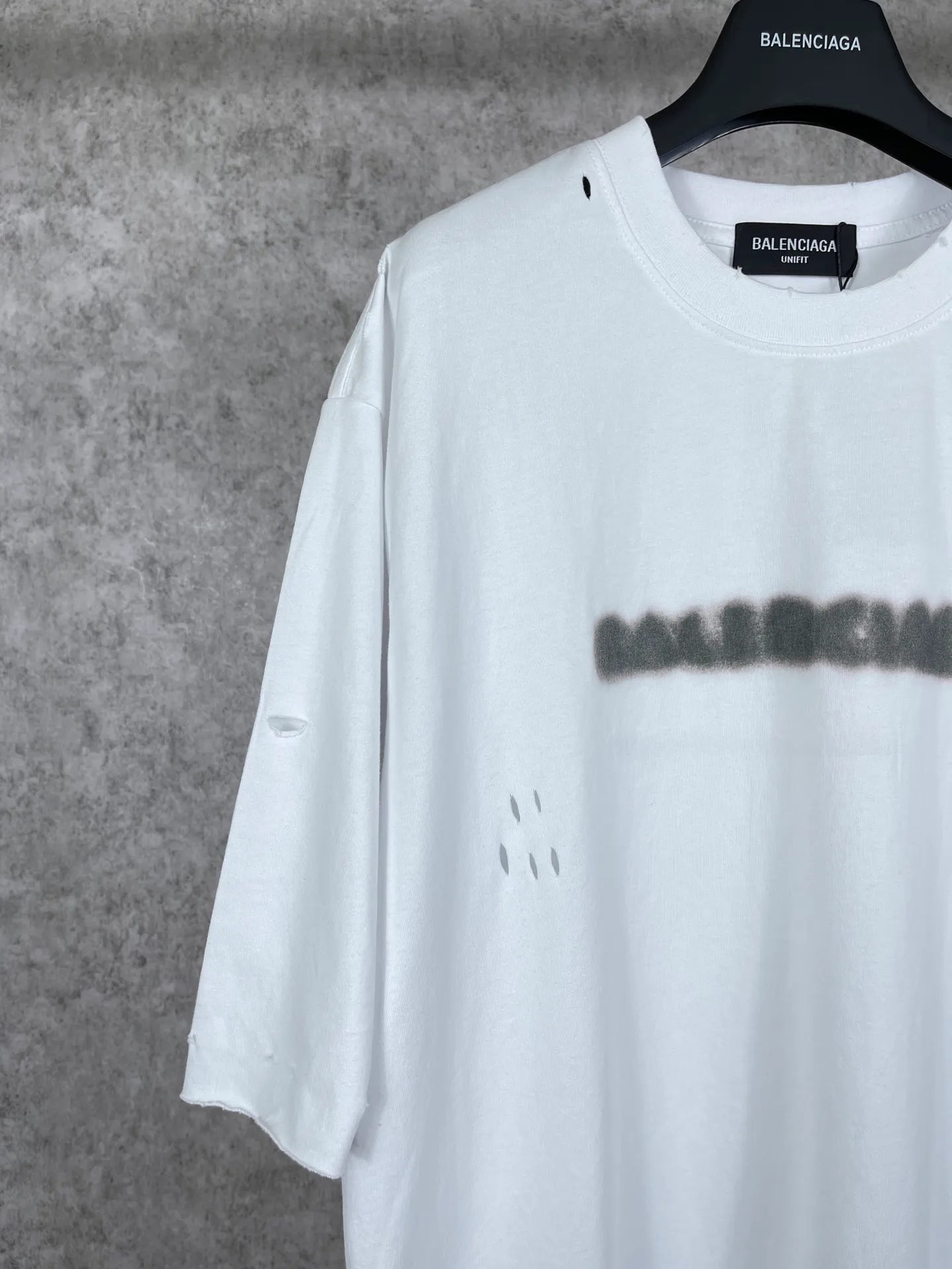🅿️174 Real photos [Top version. Official website quality] BALENCI*GA/Paris. Blurred LOGO washed and worn short-sleeved T-shirt. Brick cabinet synchronization. The fabric is made of Paris ZP custom-woven and dyed 100% cotton double yarn compact cotton. The weight is 260 grams, the cloth surface is clean. The cloth pattern is clear, soft and comfortable. The threads are dyed with no color difference. The classic pattern printing uses Kornit digital direct printing. The ready-made clothes are washed and distressed, and the brick cabinets are restored. The whole piece of clothing is extremely complex in craftsmanship. Different market currency, welcome to compare, the version adopts OS loose shoulder version. Same style for men and women Coding: BL223038 Color: Black. White. High-grade gray Size: XS S M L