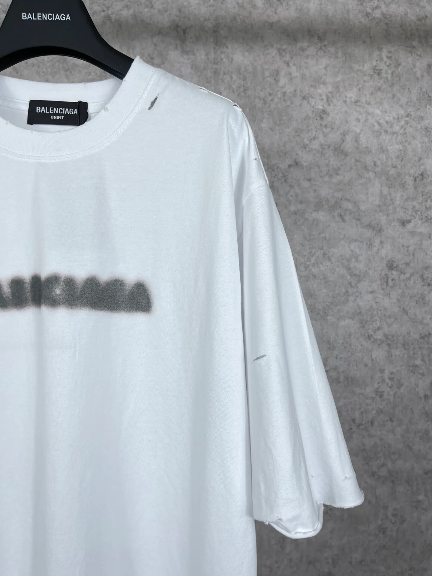 🅿️174 Real photos [Top version. Official website quality] BALENCI*GA/Paris. Blurred LOGO washed and worn short-sleeved T-shirt. Brick cabinet synchronization. The fabric is made of Paris ZP custom-woven and dyed 100% cotton double yarn compact cotton. The weight is 260 grams, the cloth surface is clean. The cloth pattern is clear, soft and comfortable. The threads are dyed with no color difference. The classic pattern printing uses Kornit digital direct printing. The ready-made clothes are washed and distressed, and the brick cabinets are restored. The whole piece of clothing is extremely complex in craftsmanship. Different market currency, welcome to compare, the version adopts OS loose shoulder version. Same style for men and women Coding: BL223038 Color: Black. White. High-grade gray Size: XS S M L