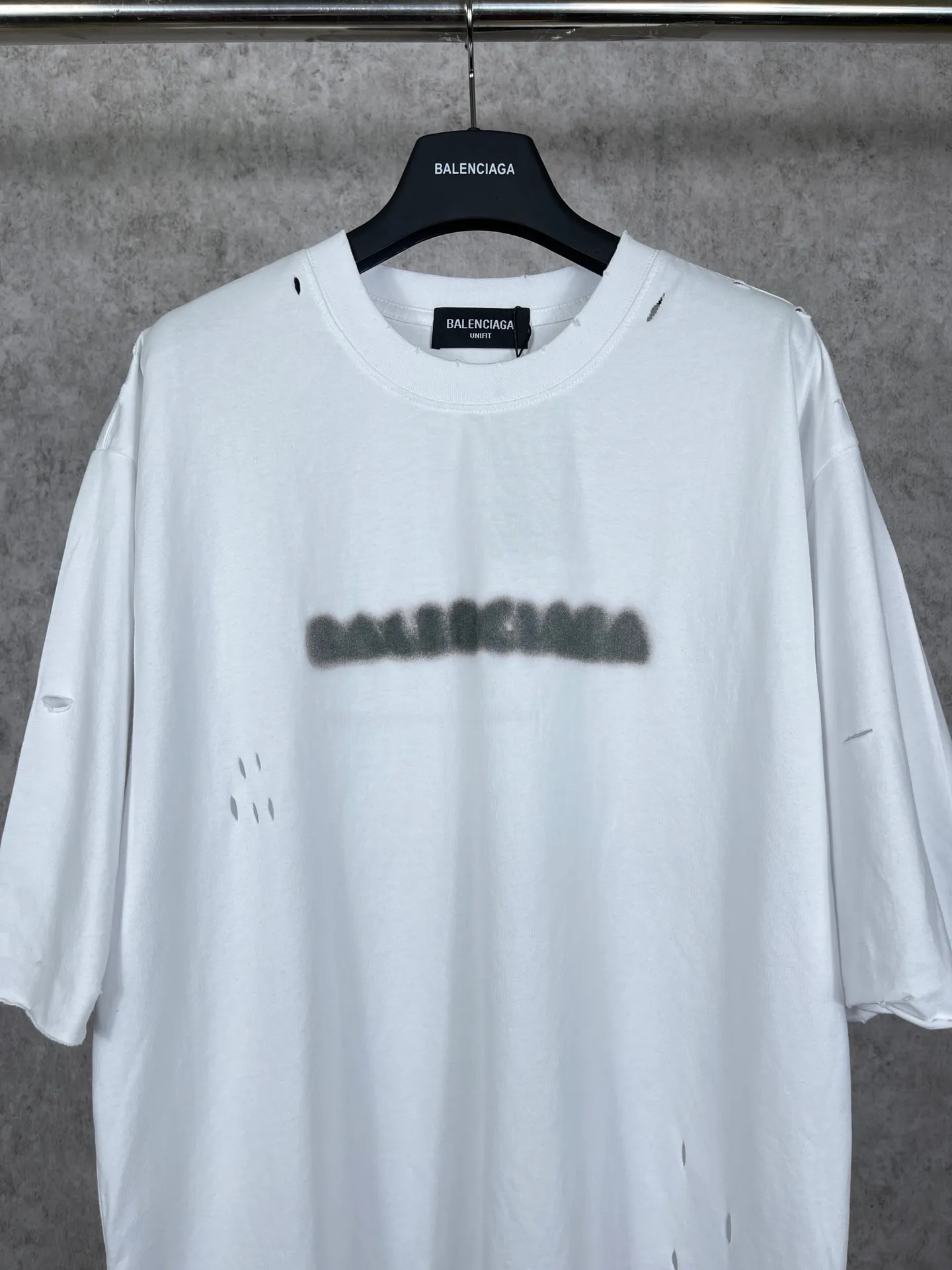 🅿️174 Real photos [Top version. Official website quality] BALENCI*GA/Paris. Blurred LOGO washed and worn short-sleeved T-shirt. Brick cabinet synchronization. The fabric is made of Paris ZP custom-woven and dyed 100% cotton double yarn compact cotton. The weight is 260 grams, the cloth surface is clean. The cloth pattern is clear, soft and comfortable. The threads are dyed with no color difference. The classic pattern printing uses Kornit digital direct printing. The ready-made clothes are washed and distressed, and the brick cabinets are restored. The whole piece of clothing is extremely complex in craftsmanship. Different market currency, welcome to compare, the version adopts OS loose shoulder version. Same style for men and women Coding: BL223038 Color: Black. White. High-grade gray Size: XS S M L