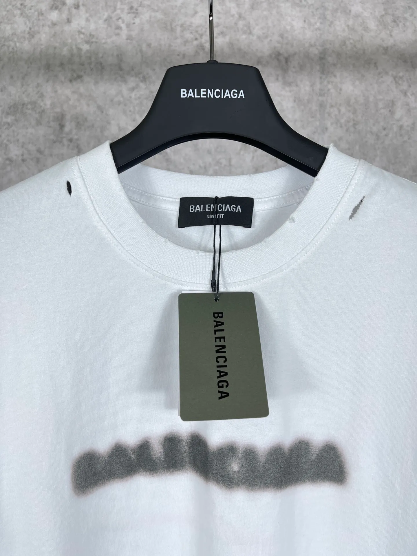 🅿️174 Real photos [Top version. Official website quality] BALENCI*GA/Paris. Blurred LOGO washed and worn short-sleeved T-shirt. Brick cabinet synchronization. The fabric is made of Paris ZP custom-woven and dyed 100% cotton double yarn compact cotton. The weight is 260 grams, the cloth surface is clean. The cloth pattern is clear, soft and comfortable. The threads are dyed with no color difference. The classic pattern printing uses Kornit digital direct printing. The ready-made clothes are washed and distressed, and the brick cabinets are restored. The whole piece of clothing is extremely complex in craftsmanship. Different market currency, welcome to compare, the version adopts OS loose shoulder version. Same style for men and women Coding: BL223038 Color: Black. White. High-grade gray Size: XS S M L
