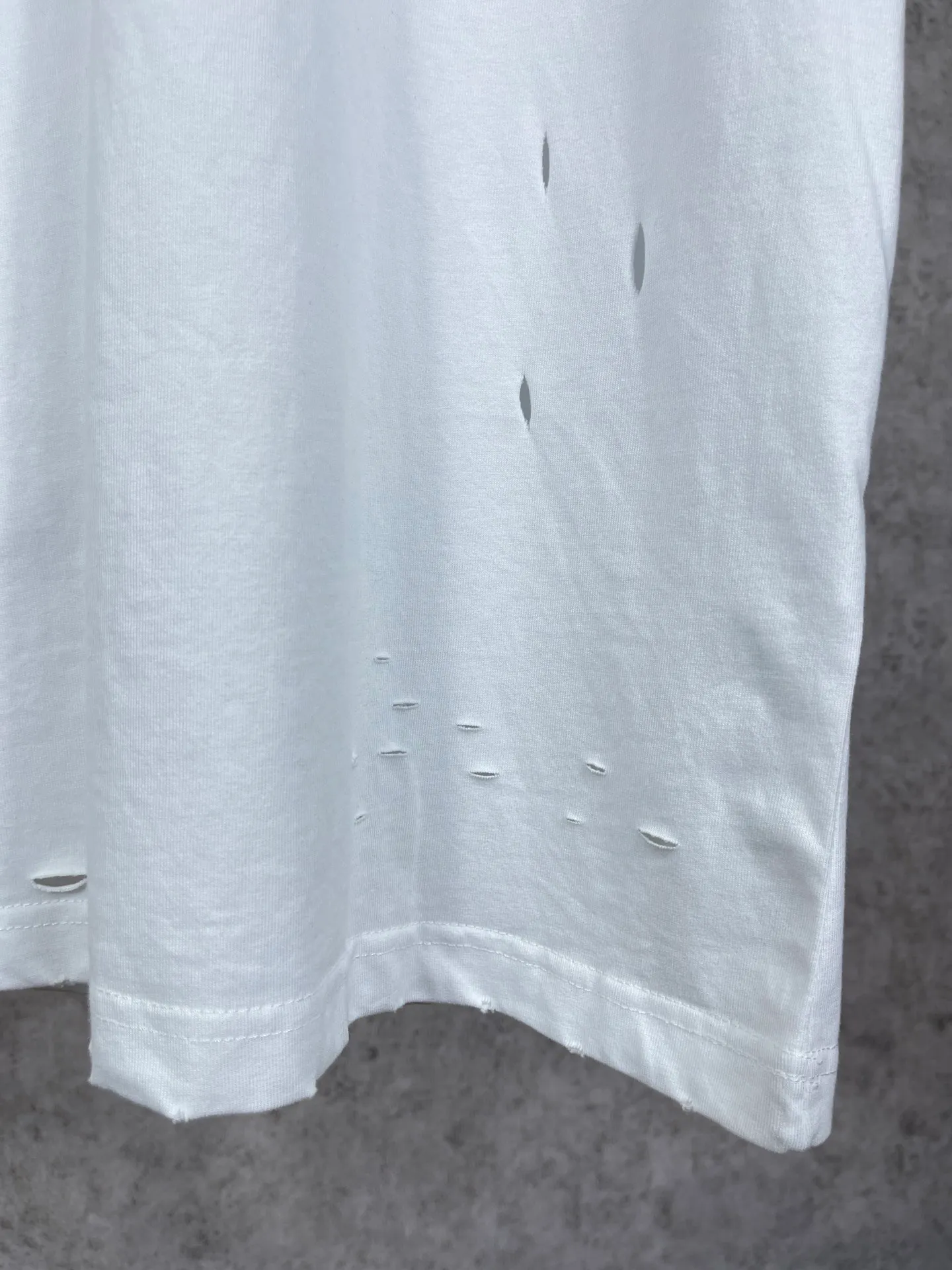 🅿️174 Real photos [Top version. Official website quality] BALENCI*GA/Paris. Blurred LOGO washed and worn short-sleeved T-shirt. Brick cabinet synchronization. The fabric is made of Paris ZP custom-woven and dyed 100% cotton double yarn compact cotton. The weight is 260 grams, the cloth surface is clean. The cloth pattern is clear, soft and comfortable. The threads are dyed with no color difference. The classic pattern printing uses Kornit digital direct printing. The ready-made clothes are washed and distressed, and the brick cabinets are restored. The whole piece of clothing is extremely complex in craftsmanship. Different market currency, welcome to compare, the version adopts OS loose shoulder version. Same style for men and women Coding: BL223038 Color: Black. White. High-grade gray Size: XS S M L