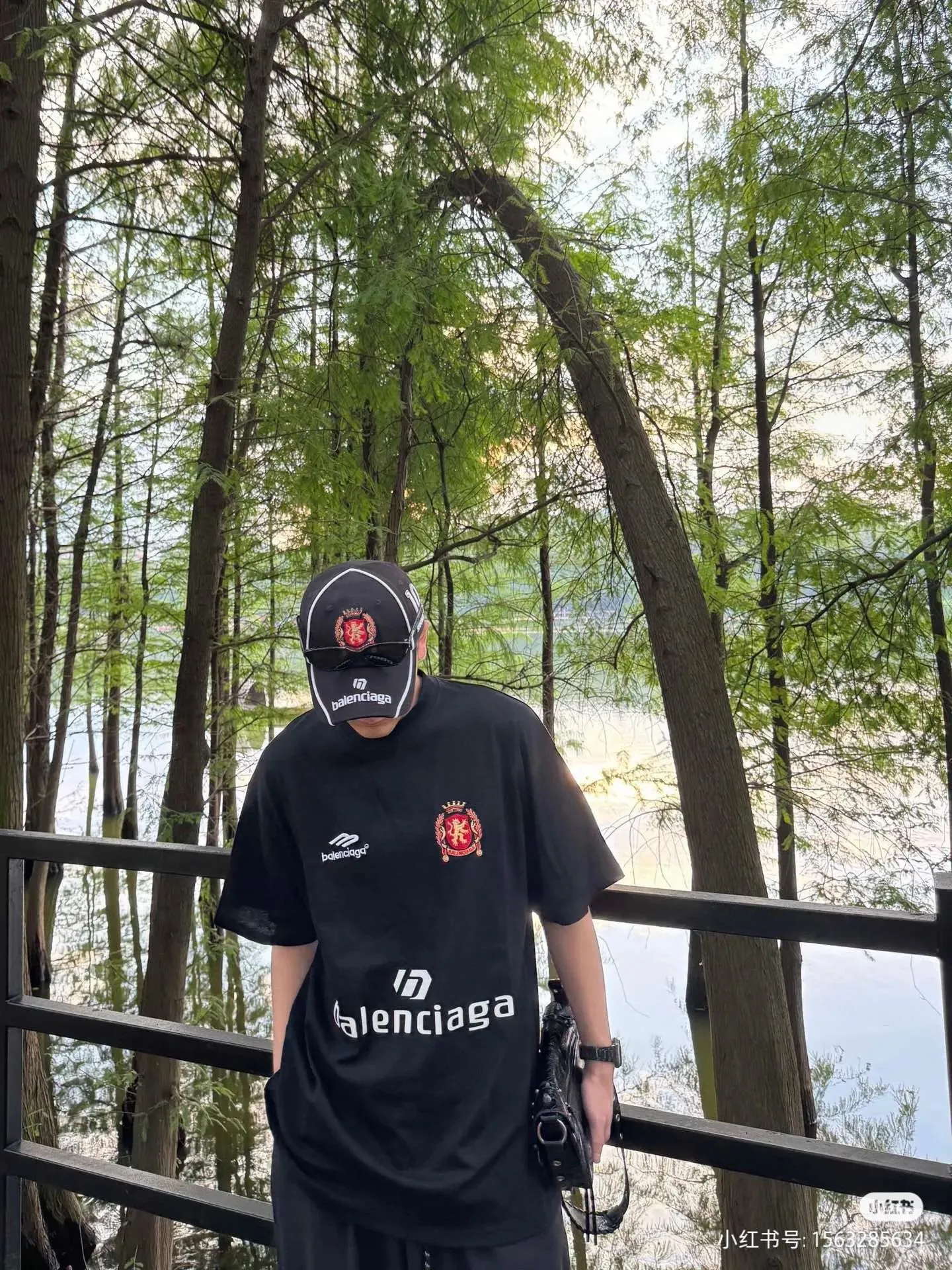 ♻️💯Upper body reference model picture❤️Top version BALENCIAGA Paris ##24ss Paris Manchester United joint football No. 10 embroidered printed short sleeves# , official original, customized 32-count double yarn pure cotton fabric, weighing 280g, soft and delicate to the touch and solider than ordinary cotton fabrics, comfortable, breathable and not easily deformed. The front and rear panels use imported glue screen printing technology + the front panel imported Tajima embroidery machine matte light heavy industry embroidery process to distinguish the market currency, the original accessories are complete with three standards, no pressure when entering and exiting the counter Code number: XS - L Color: black white P:300