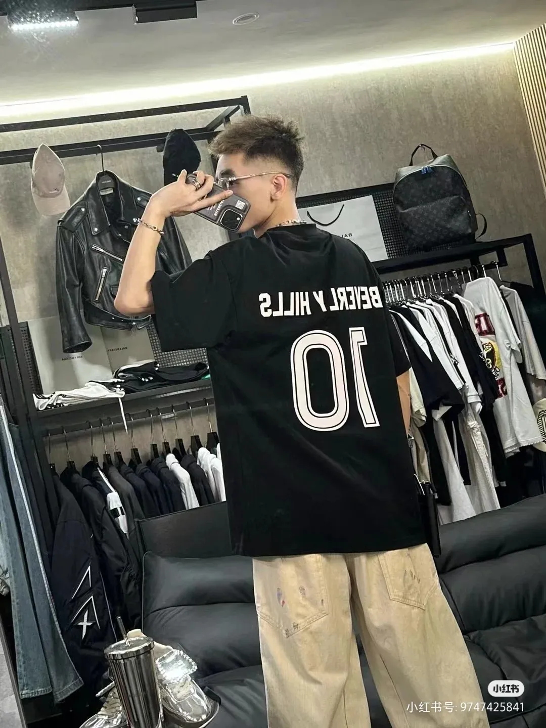 ♻️💯Upper body reference model picture❤️Top version BALENCIAGA Paris ##24ss Paris Manchester United joint football No. 10 embroidered printed short sleeves# , official original, customized 32-count double yarn pure cotton fabric, weighing 280g, soft and delicate to the touch and solider than ordinary cotton fabrics, comfortable, breathable and not easily deformed. The front and rear panels use imported glue screen printing technology + the front panel imported Tajima embroidery machine matte light heavy industry embroidery process to distinguish the market currency, the original accessories are complete with three standards, no pressure when entering and exiting the counter Code number: XS - L Color: black white P:300