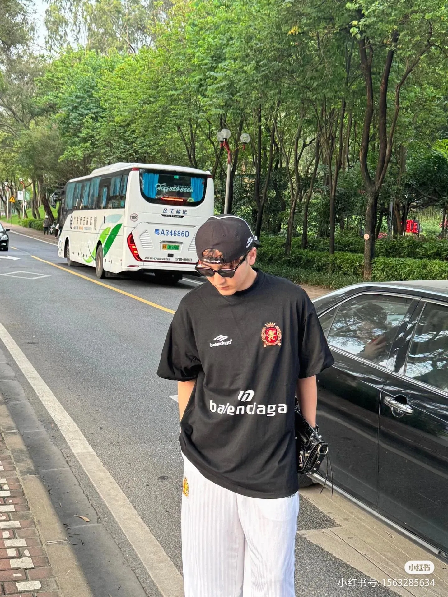 ♻️💯Upper body reference model picture❤️Top version BALENCIAGA Paris ##24ss Paris Manchester United joint football No. 10 embroidered printed short sleeves# , official original, customized 32-count double yarn pure cotton fabric, weighing 280g, soft and delicate to the touch and solider than ordinary cotton fabrics, comfortable, breathable and not easily deformed. The front and rear panels use imported glue screen printing technology + the front panel imported Tajima embroidery machine matte light heavy industry embroidery process to distinguish the market currency, the original accessories are complete with three standards, no pressure when entering and exiting the counter Code number: XS - L Color: black white P:300