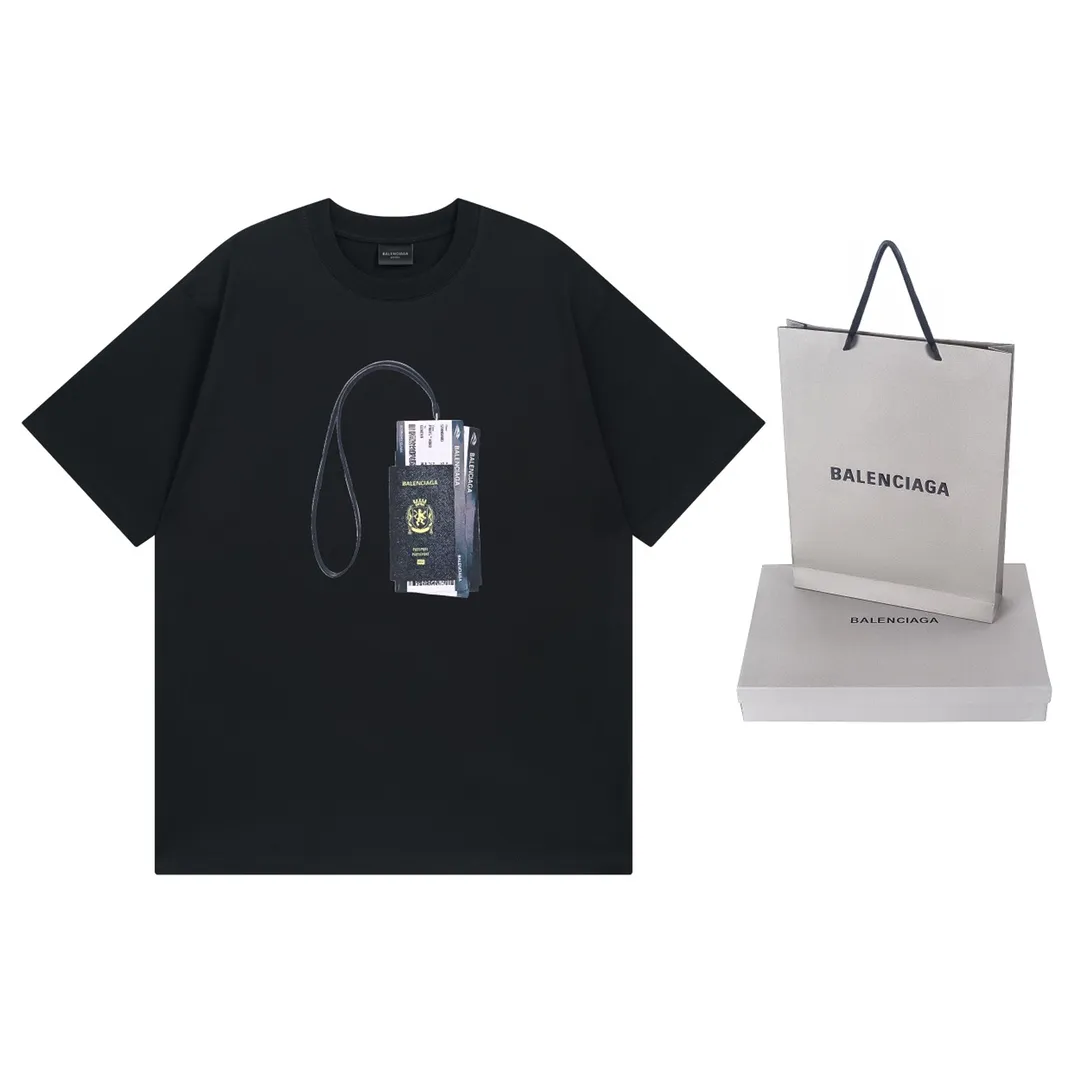 🅿️180 detailed pictures [Top version. Official website quality] BALENCI*GA/Paris. 2024 catwalk new style. Paris. Air ticket passport LOGO printed T-shirt, brick cabinet synchronization. Genuine product developed at the first time, welcome to compare! The fabric is made of Paris ZP custom-woven and dyed cotton double yarn. Weighing 260 grams, the cloth surface is clean. The cloth pattern is clear, soft and comfortable. The threads are dyed with no color difference. The classic LOGO is printed using imported machine-made white ink direct printing. The letters are clear and the effect is three-dimensional. Restore the brick cabinet. Different market currency, welcome to compare, the version adopts OS loose shoulder version. Same style for men and women Coding: BL223310 Color: black, white Size: XS to L