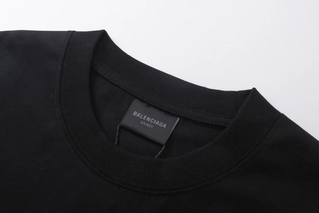🅿️180 detailed pictures [Top version. Official website quality] BALENCI*GA/Paris. 2024 catwalk new style. Paris. Air ticket passport LOGO printed T-shirt, brick cabinet synchronization. Genuine product developed at the first time, welcome to compare! The fabric is made of Paris ZP custom-woven and dyed cotton double yarn. Weighing 260 grams, the cloth surface is clean. The cloth pattern is clear, soft and comfortable. The threads are dyed with no color difference. The classic LOGO is printed using imported machine-made white ink direct printing. The letters are clear and the effect is three-dimensional. Restore the brick cabinet. Different market currency, welcome to compare, the version adopts OS loose shoulder version. Same style for men and women Coding: BL223310 Color: black, white Size: XS to L