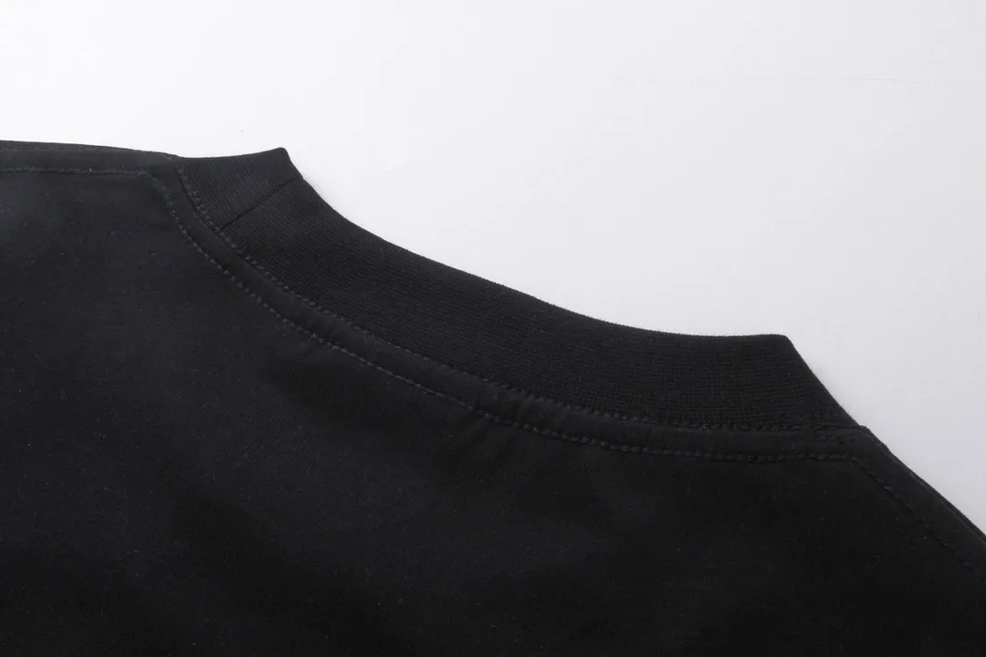 🅿️180 detailed pictures [Top version. Official website quality] BALENCI*GA/Paris. 2024 catwalk new style. Paris. Air ticket passport LOGO printed T-shirt, brick cabinet synchronization. Genuine product developed at the first time, welcome to compare! The fabric is made of Paris ZP custom-woven and dyed cotton double yarn. Weighing 260 grams, the cloth surface is clean. The cloth pattern is clear, soft and comfortable. The threads are dyed with no color difference. The classic LOGO is printed using imported machine-made white ink direct printing. The letters are clear and the effect is three-dimensional. Restore the brick cabinet. Different market currency, welcome to compare, the version adopts OS loose shoulder version. Same style for men and women Coding: BL223310 Color: black, white Size: XS to L