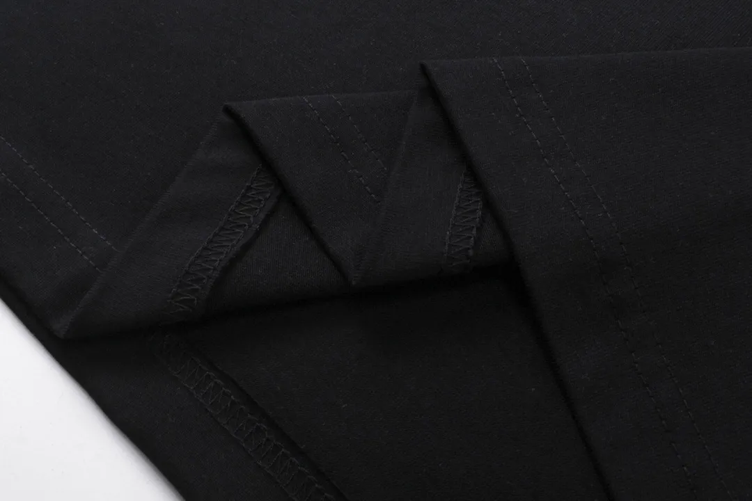 🅿️180 detailed pictures [Top version. Official website quality] BALENCI*GA/Paris. 2024 catwalk new style. Paris. Air ticket passport LOGO printed T-shirt, brick cabinet synchronization. Genuine product developed at the first time, welcome to compare! The fabric is made of Paris ZP custom-woven and dyed cotton double yarn. Weighing 260 grams, the cloth surface is clean. The cloth pattern is clear, soft and comfortable. The threads are dyed with no color difference. The classic LOGO is printed using imported machine-made white ink direct printing. The letters are clear and the effect is three-dimensional. Restore the brick cabinet. Different market currency, welcome to compare, the version adopts OS loose shoulder version. Same style for men and women Coding: BL223310 Color: black, white Size: XS to L