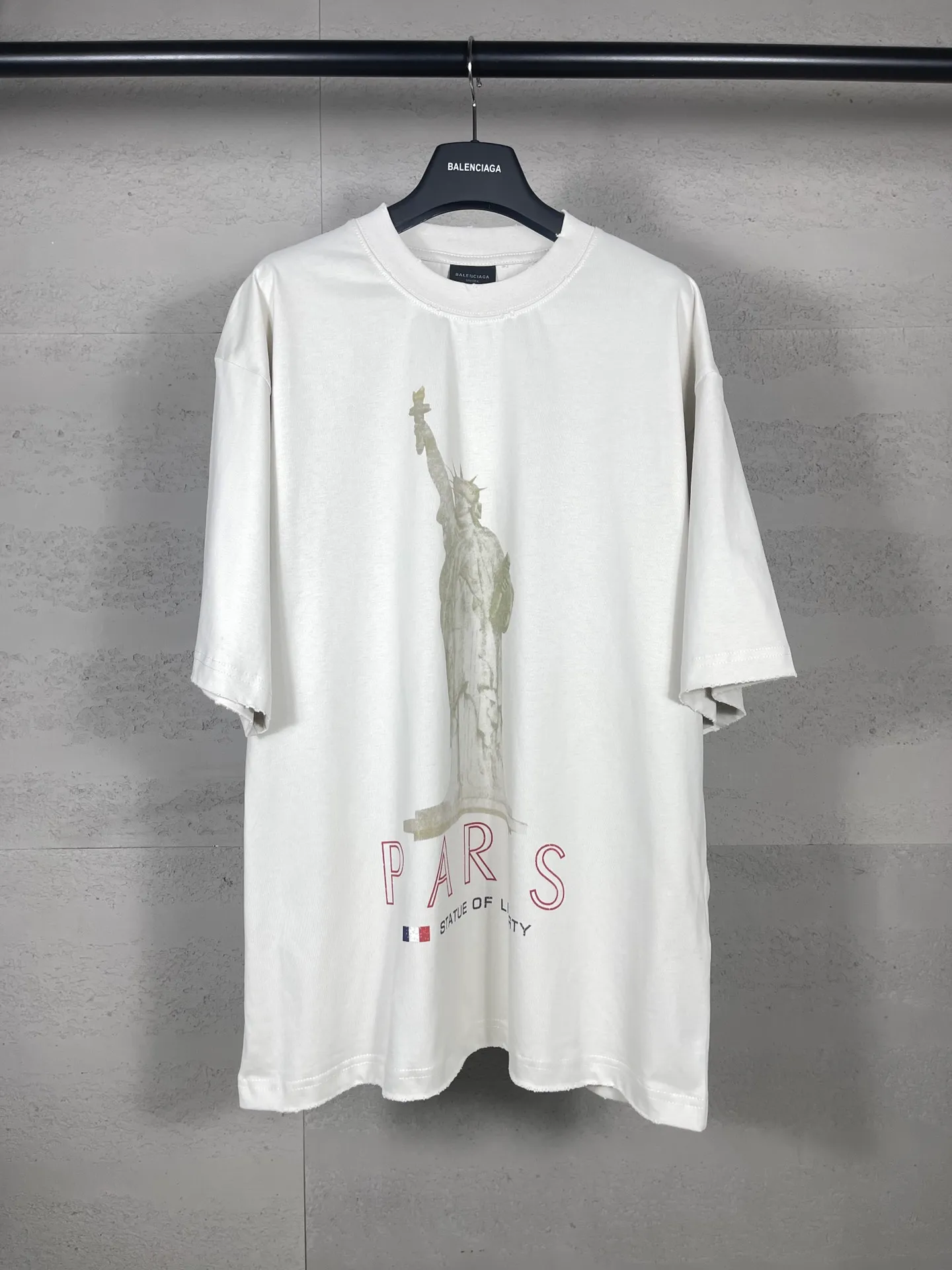 🅿️194 Detail Picture [Top version. Official website quality] BALENCI*GA/Paris. 2024 catwalk style goddess washed and distressed short-sleeved T-shirt 2024 new style. All pattern details, colors and Y-board customization. Note that the entire pattern of the authentic product is a night scene with the moon🌙 pattern light. See the picture for delivery at Jubie Market. Brick cabinets are synchronized. Genuine products are developed at the first time, and you can print and compare! The fabric is made of Paris ZP custom-woven and dyed cotton double yarn. Weighing 260 grams, the cloth surface is clean. The cloth pattern is clear, soft and comfortable. The threads are dyed with no color difference. The printing uses environmentally friendly imported materials and self-inking direct injection, with clear letters and three-dimensional effect. The entire garment is washed and distressed. The version adopts OS loose shoulder design. Same style for men and women. Code: BL223361 Color: washed black, beige. Size: XS to L