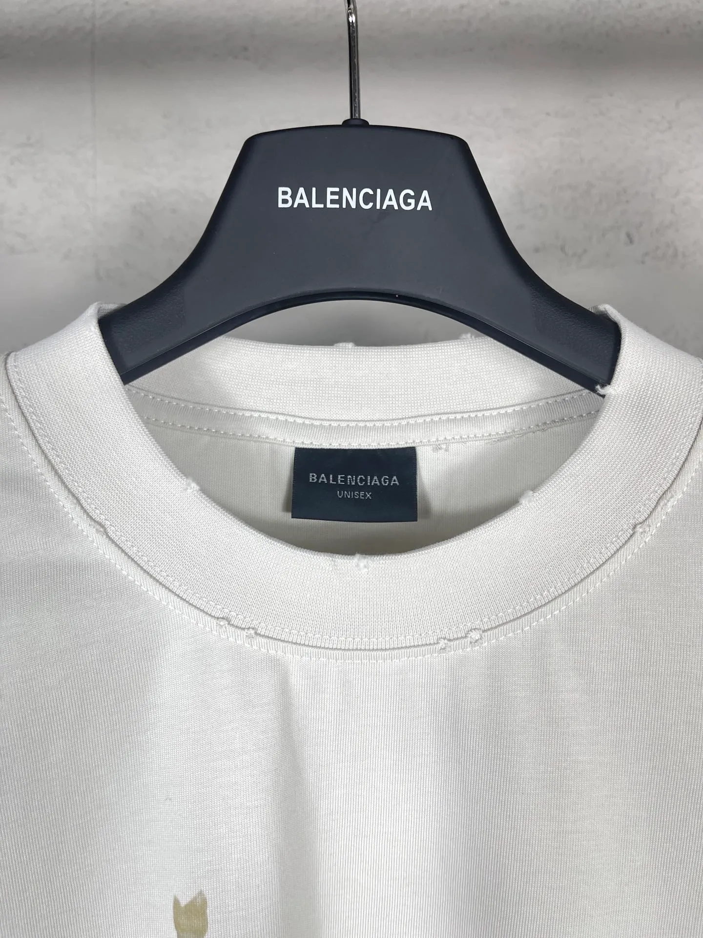 🅿️194 Detail Picture [Top version. Official website quality] BALENCI*GA/Paris. 2024 catwalk style goddess washed and distressed short-sleeved T-shirt 2024 new style. All pattern details, colors and Y-board customization. Note that the entire pattern of the authentic product is a night scene with the moon🌙 pattern light. See the picture for delivery at Jubie Market. Brick cabinets are synchronized. Genuine products are developed at the first time, and you can print and compare! The fabric is made of Paris ZP custom-woven and dyed cotton double yarn. Weighing 260 grams, the cloth surface is clean. The cloth pattern is clear, soft and comfortable. The threads are dyed with no color difference. The printing uses environmentally friendly imported materials and self-inking direct injection, with clear letters and three-dimensional effect. The entire garment is washed and distressed. The version adopts OS loose shoulder design. Same style for men and women. Code: BL223361 Color: washed black, beige. Size: XS to L