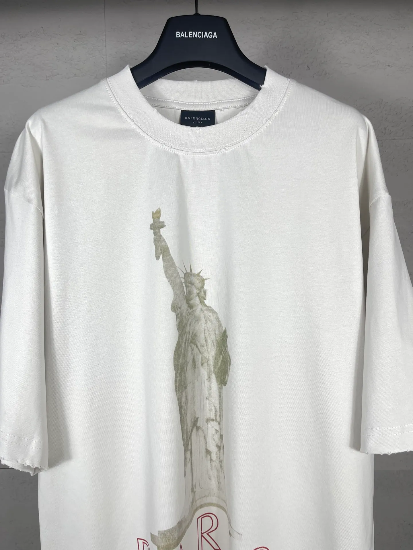 🅿️194 Detail Picture [Top version. Official website quality] BALENCI*GA/Paris. 2024 catwalk style goddess washed and distressed short-sleeved T-shirt 2024 new style. All pattern details, colors and Y-board customization. Note that the entire pattern of the authentic product is a night scene with the moon🌙 pattern light. See the picture for delivery at Jubie Market. Brick cabinets are synchronized. Genuine products are developed at the first time, and you can print and compare! The fabric is made of Paris ZP custom-woven and dyed cotton double yarn. Weighing 260 grams, the cloth surface is clean. The cloth pattern is clear, soft and comfortable. The threads are dyed with no color difference. The printing uses environmentally friendly imported materials and self-inking direct injection, with clear letters and three-dimensional effect. The entire garment is washed and distressed. The version adopts OS loose shoulder design. Same style for men and women. Code: BL223361 Color: washed black, beige. Size: XS to L