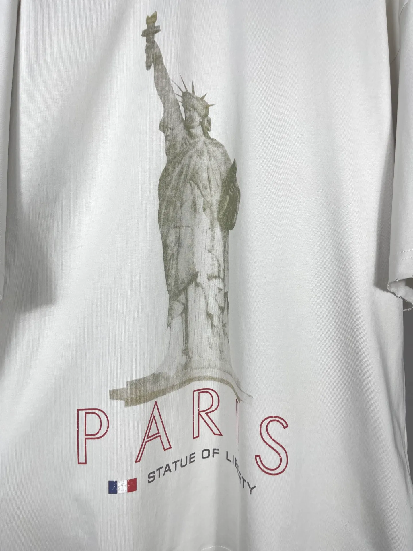 🅿️194 Detail Picture [Top version. Official website quality] BALENCI*GA/Paris. 2024 catwalk style goddess washed and distressed short-sleeved T-shirt 2024 new style. All pattern details, colors and Y-board customization. Note that the entire pattern of the authentic product is a night scene with the moon🌙 pattern light. See the picture for delivery at Jubie Market. Brick cabinets are synchronized. Genuine products are developed at the first time, and you can print and compare! The fabric is made of Paris ZP custom-woven and dyed cotton double yarn. Weighing 260 grams, the cloth surface is clean. The cloth pattern is clear, soft and comfortable. The threads are dyed with no color difference. The printing uses environmentally friendly imported materials and self-inking direct injection, with clear letters and three-dimensional effect. The entire garment is washed and distressed. The version adopts OS loose shoulder design. Same style for men and women. Code: BL223361 Color: washed black, beige. Size: XS to L