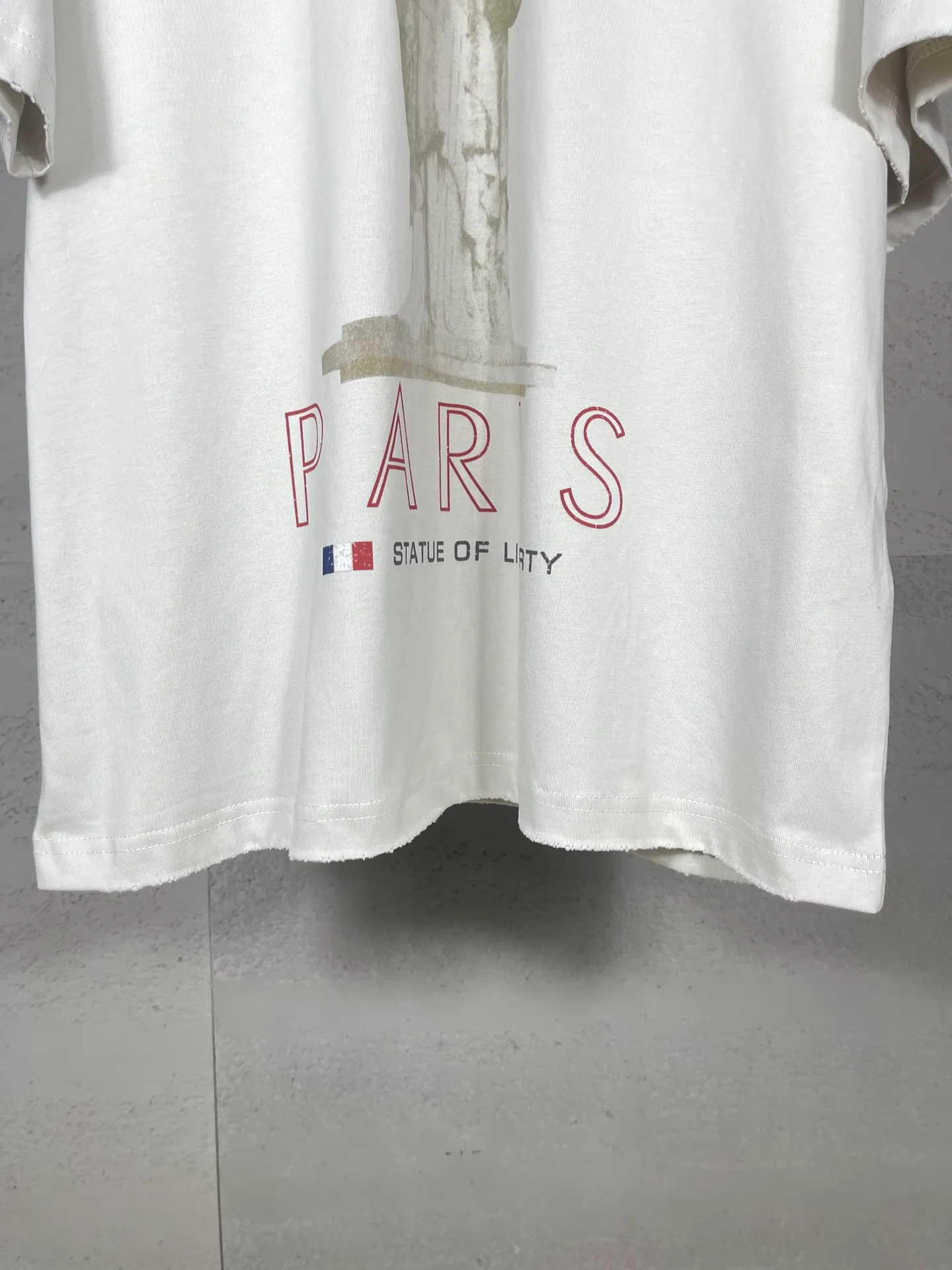 🅿️194 Detail Picture [Top version. Official website quality] BALENCI*GA/Paris. 2024 catwalk style goddess washed and distressed short-sleeved T-shirt 2024 new style. All pattern details, colors and Y-board customization. Note that the entire pattern of the authentic product is a night scene with the moon🌙 pattern light. See the picture for delivery at Jubie Market. Brick cabinets are synchronized. Genuine products are developed at the first time, and you can print and compare! The fabric is made of Paris ZP custom-woven and dyed cotton double yarn. Weighing 260 grams, the cloth surface is clean. The cloth pattern is clear, soft and comfortable. The threads are dyed with no color difference. The printing uses environmentally friendly imported materials and self-inking direct injection, with clear letters and three-dimensional effect. The entire garment is washed and distressed. The version adopts OS loose shoulder design. Same style for men and women. Code: BL223361 Color: washed black, beige. Size: XS to L
