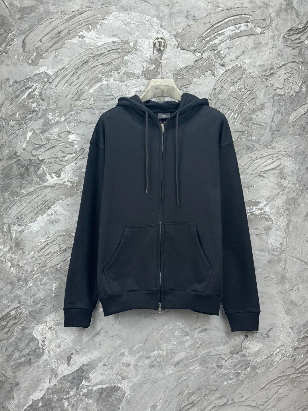 🅿️400 BALENCI*GA Paris' latest masking tape style hooded long-sleeved zipper sweatshirt. The back pattern is printed with imported environmentally friendly materials, and the tape is glued. Customized matching hardware. The letters are clear. The effect is three-dimensional. Exclusively pattern-woven and dyed 460g fabric. Threads are dyed in the same vat with zero color difference. Brick cabinet synchronization. Welcome to compare. Same style for men and women -Color: black beige -SIZE: Xs S M L Style No. 8970#