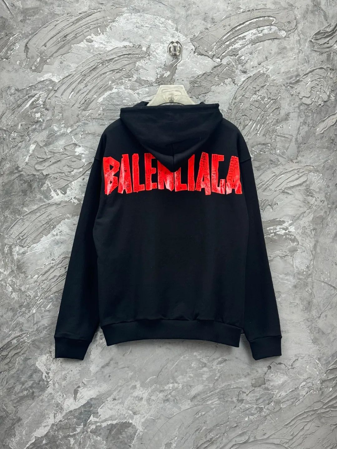 🅿️400 BALENCI*GA Paris' latest masking tape style hooded long-sleeved zipper sweatshirt. The back pattern is printed with imported environmentally friendly materials, and the tape is glued. Customized matching hardware. The letters are clear. The effect is three-dimensional. Exclusively pattern-woven and dyed 460g fabric. Threads are dyed in the same vat with zero color difference. Brick cabinet synchronization. Welcome to compare. Same style for men and women -Color: black beige -SIZE: Xs S M L Style No. 8970#
