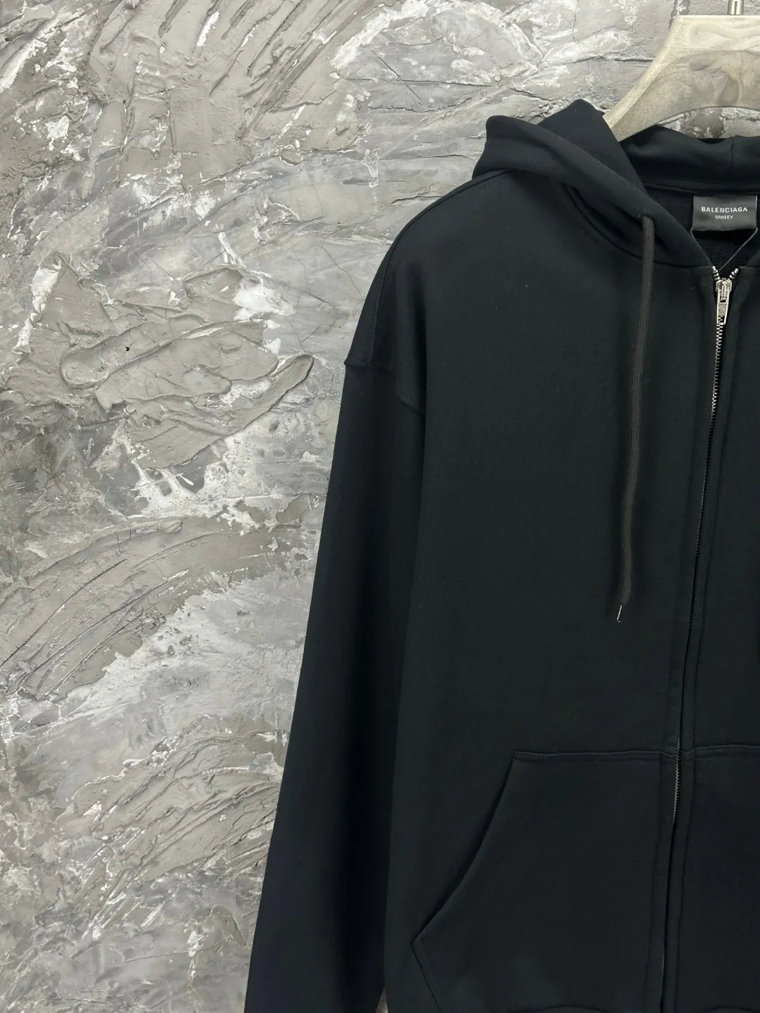🅿️400 BALENCI*GA Paris' latest masking tape style hooded long-sleeved zipper sweatshirt. The back pattern is printed with imported environmentally friendly materials, and the tape is glued. Customized matching hardware. The letters are clear. The effect is three-dimensional. Exclusively pattern-woven and dyed 460g fabric. Threads are dyed in the same vat with zero color difference. Brick cabinet synchronization. Welcome to compare. Same style for men and women -Color: black beige -SIZE: Xs S M L Style No. 8970#