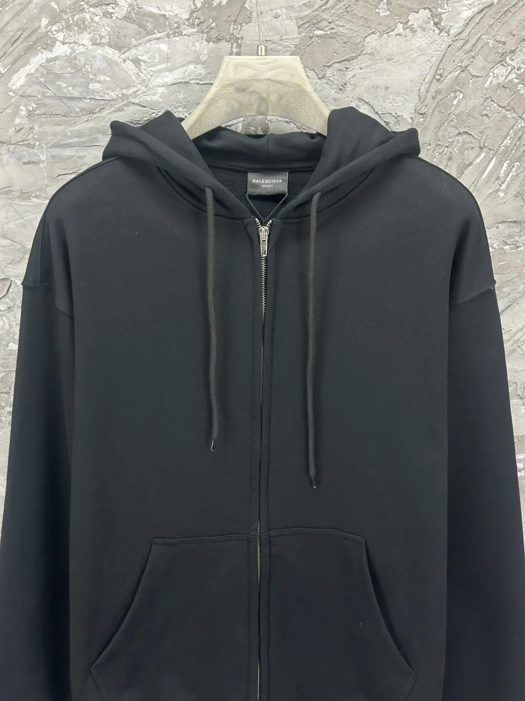 🅿️400 BALENCI*GA Paris' latest masking tape style hooded long-sleeved zipper sweatshirt. The back pattern is printed with imported environmentally friendly materials, and the tape is glued. Customized matching hardware. The letters are clear. The effect is three-dimensional. Exclusively pattern-woven and dyed 460g fabric. Threads are dyed in the same vat with zero color difference. Brick cabinet synchronization. Welcome to compare. Same style for men and women -Color: black beige -SIZE: Xs S M L Style No. 8970#